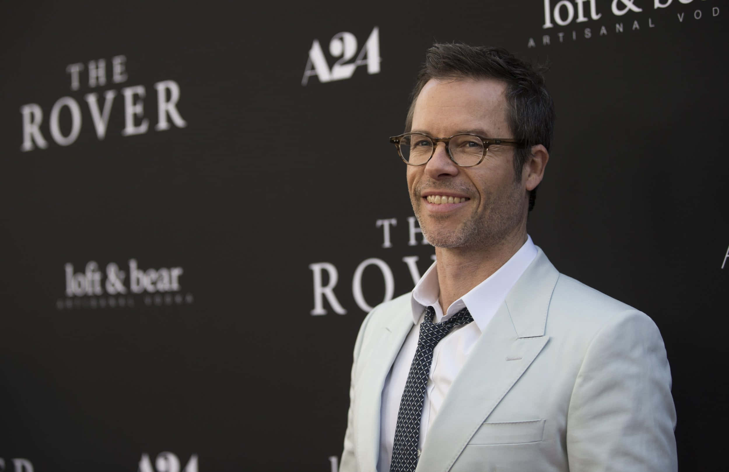 Guy Pearce, light suit, glasses, Full HD Desktop Wallpaper