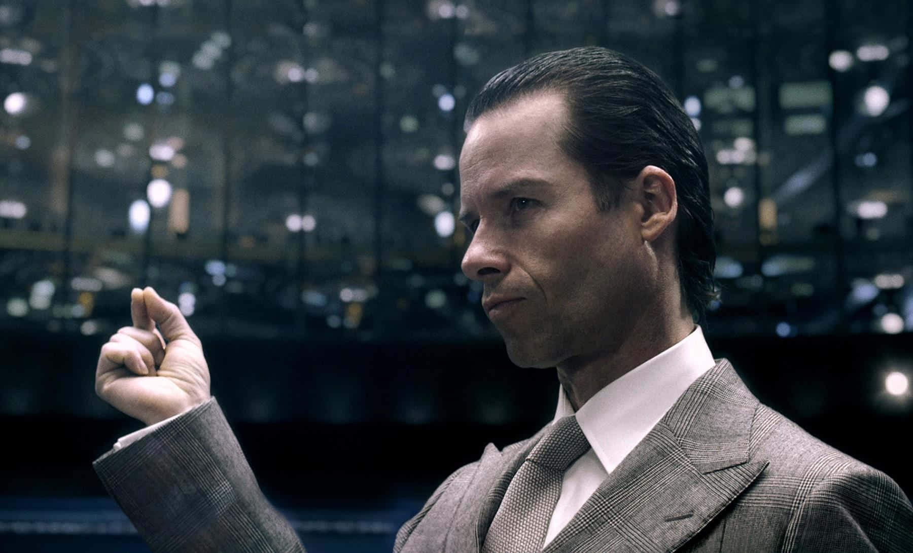 Guy Pearce, sharp suit, blurred cityscape, HD Desktop Wallpaper