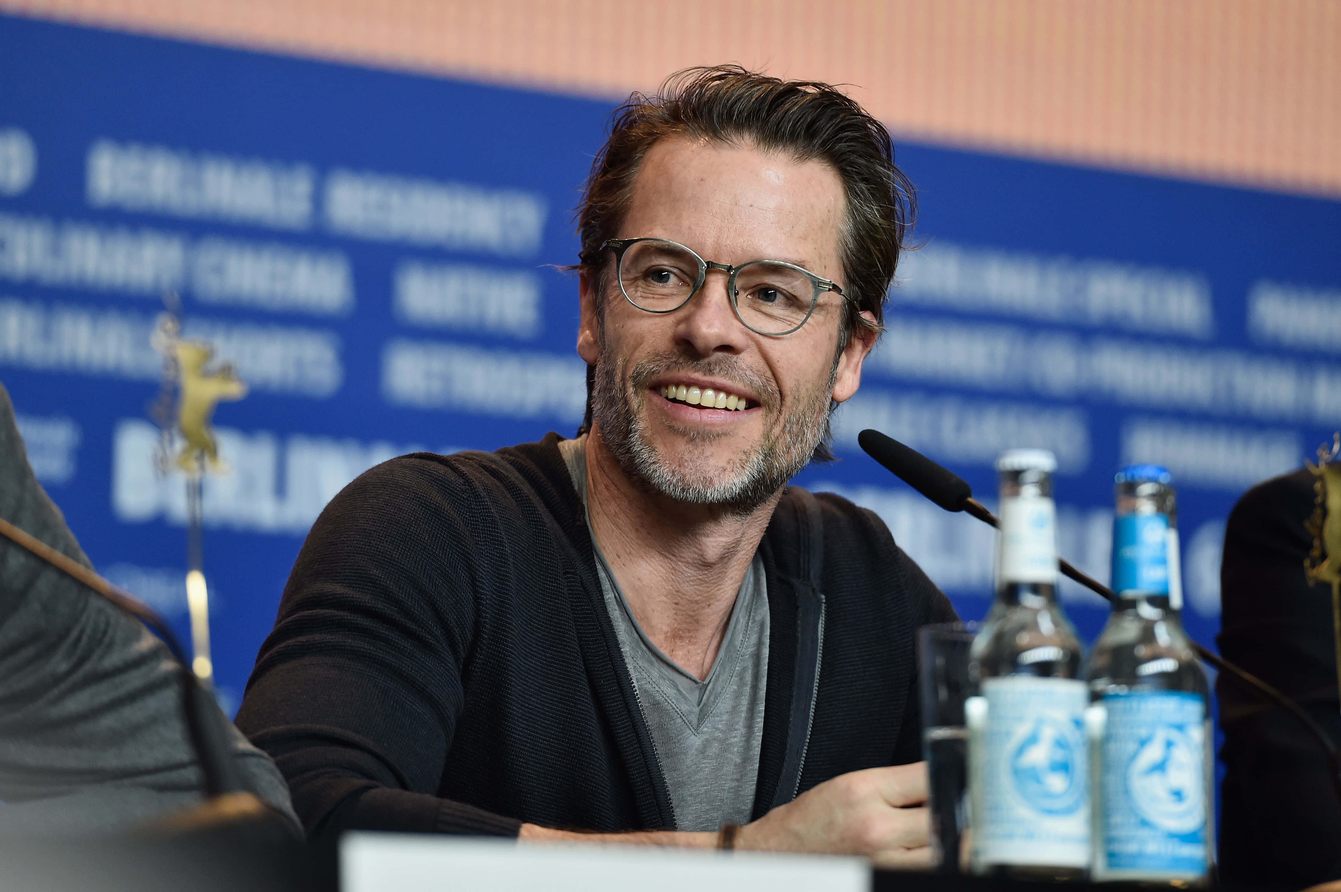 Guy Pearce, press conference table, microphones, 4K Desktop Wallpaper