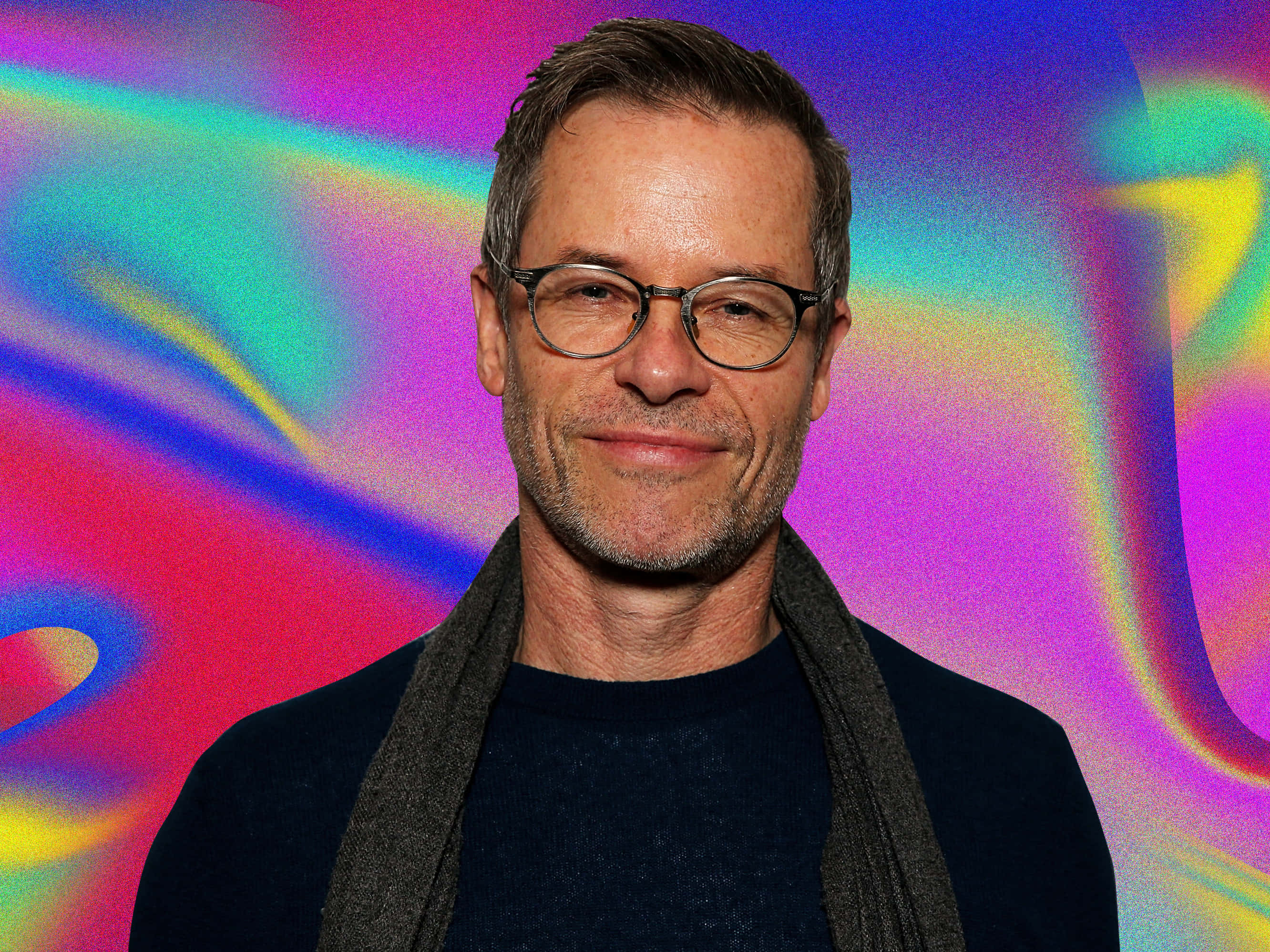 Guy Pearce, glasses, scarf, 2K Desktop Wallpaper