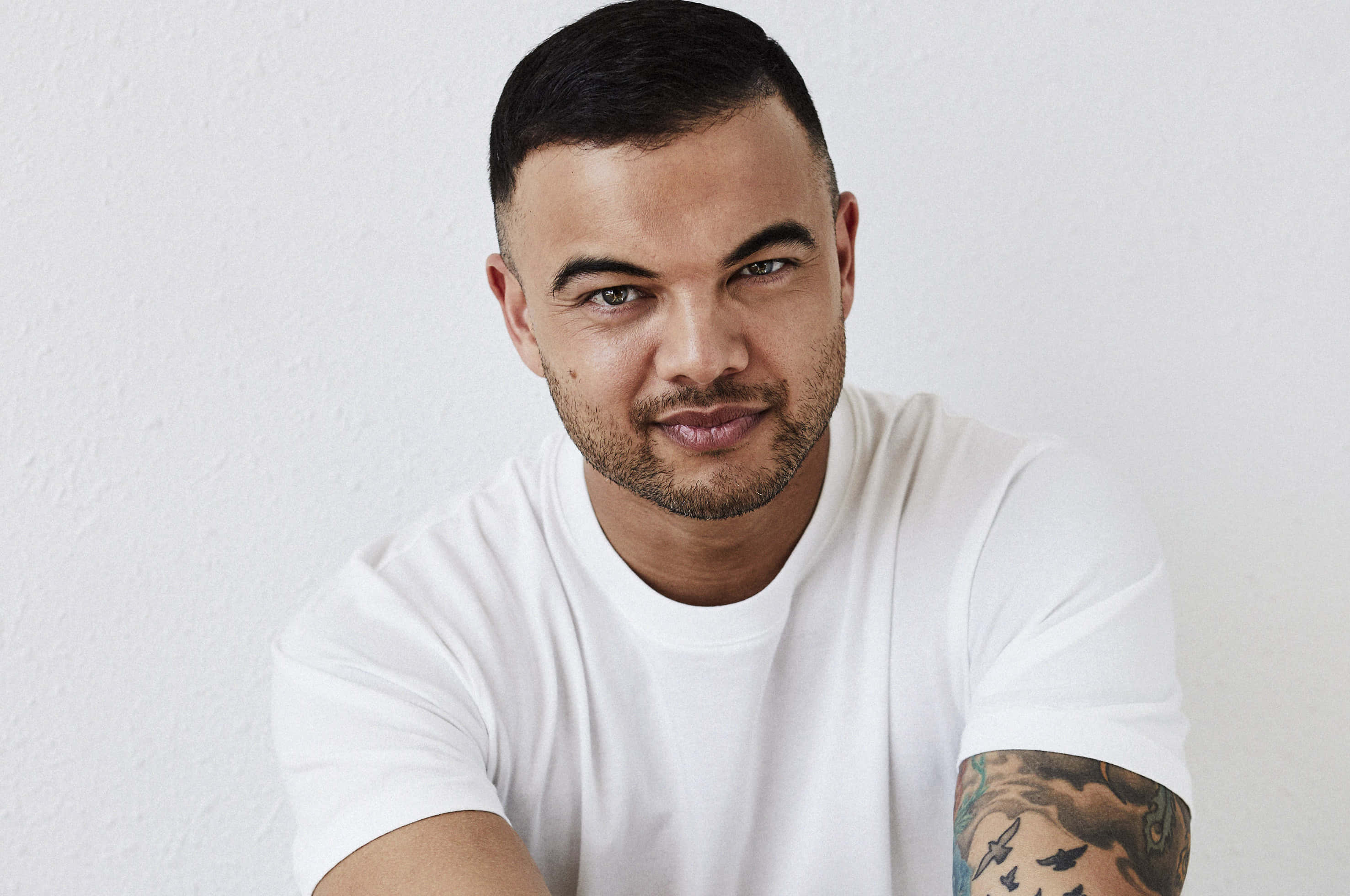 Guy Sebastian, tattooed arm, short dark hair, 2K Desktop Wallpaper
