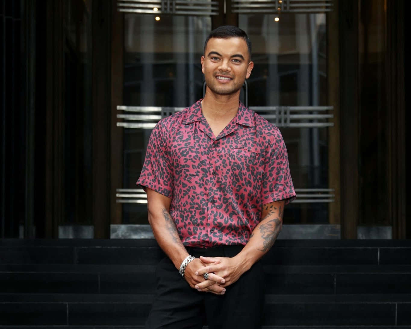 Guy Sebastian, pink leopard print shirt, dark steps, HD Desktop Wallpaper
