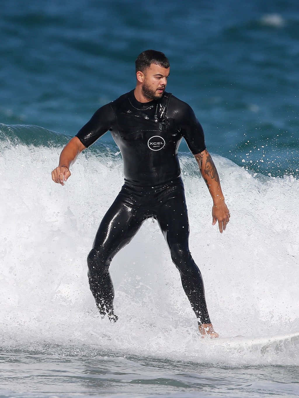 Guy Sebastian, black wetsuit, foamy ocean wave, HD Phone Wallpaper