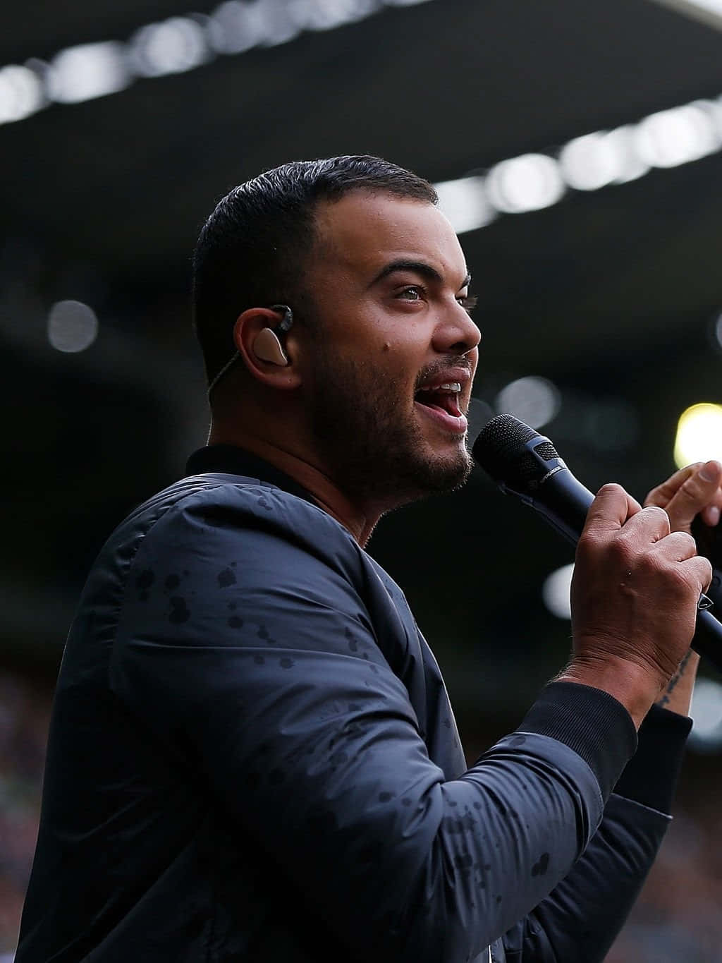 Guy Sebastian, microphone, stage lights, HD Phone Wallpaper
