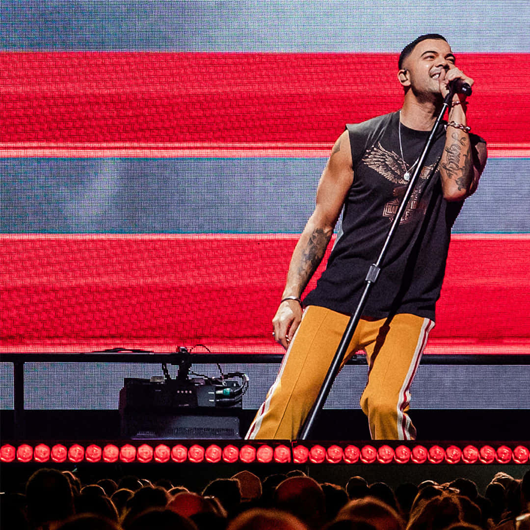 Guy Sebastian, red and blue striped LED backdrop, stage, SD Desktop Wallpaper