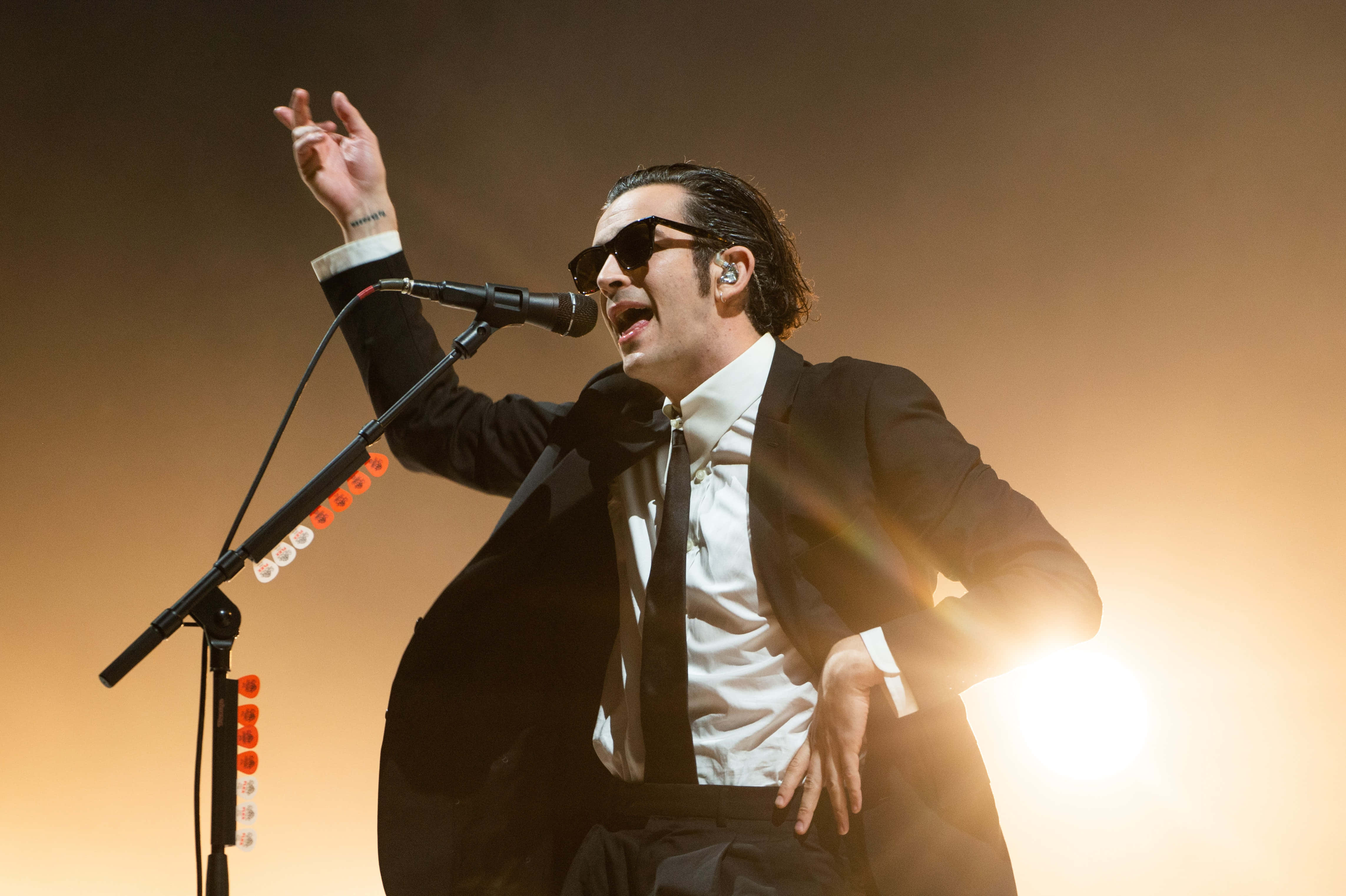 man, suit and tie, singing into a microphone, 4K Desktop Wallpaper