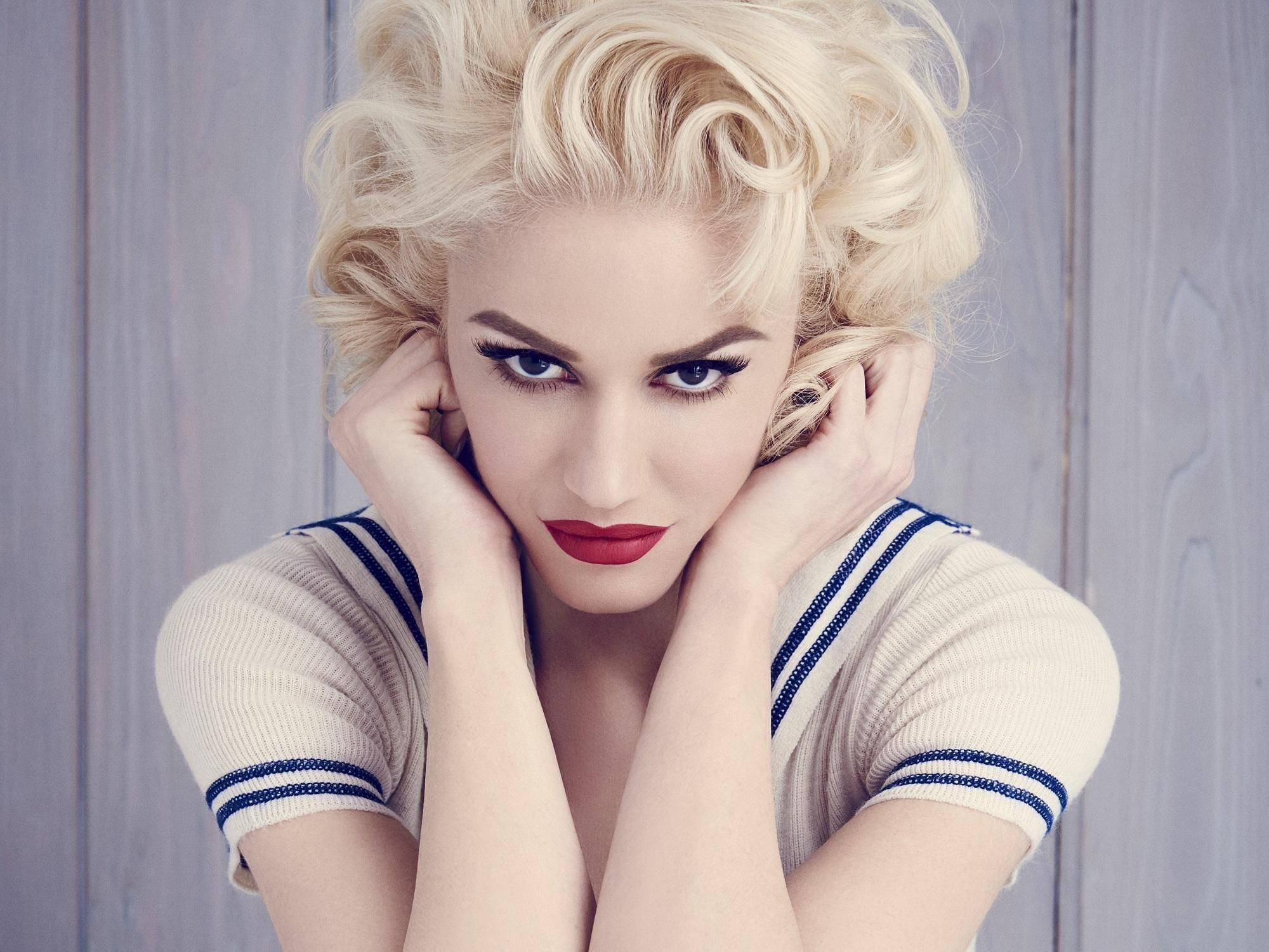Gwen Stefani, voluminous blonde curls, bold red lips, Full HD Desktop Wallpaper