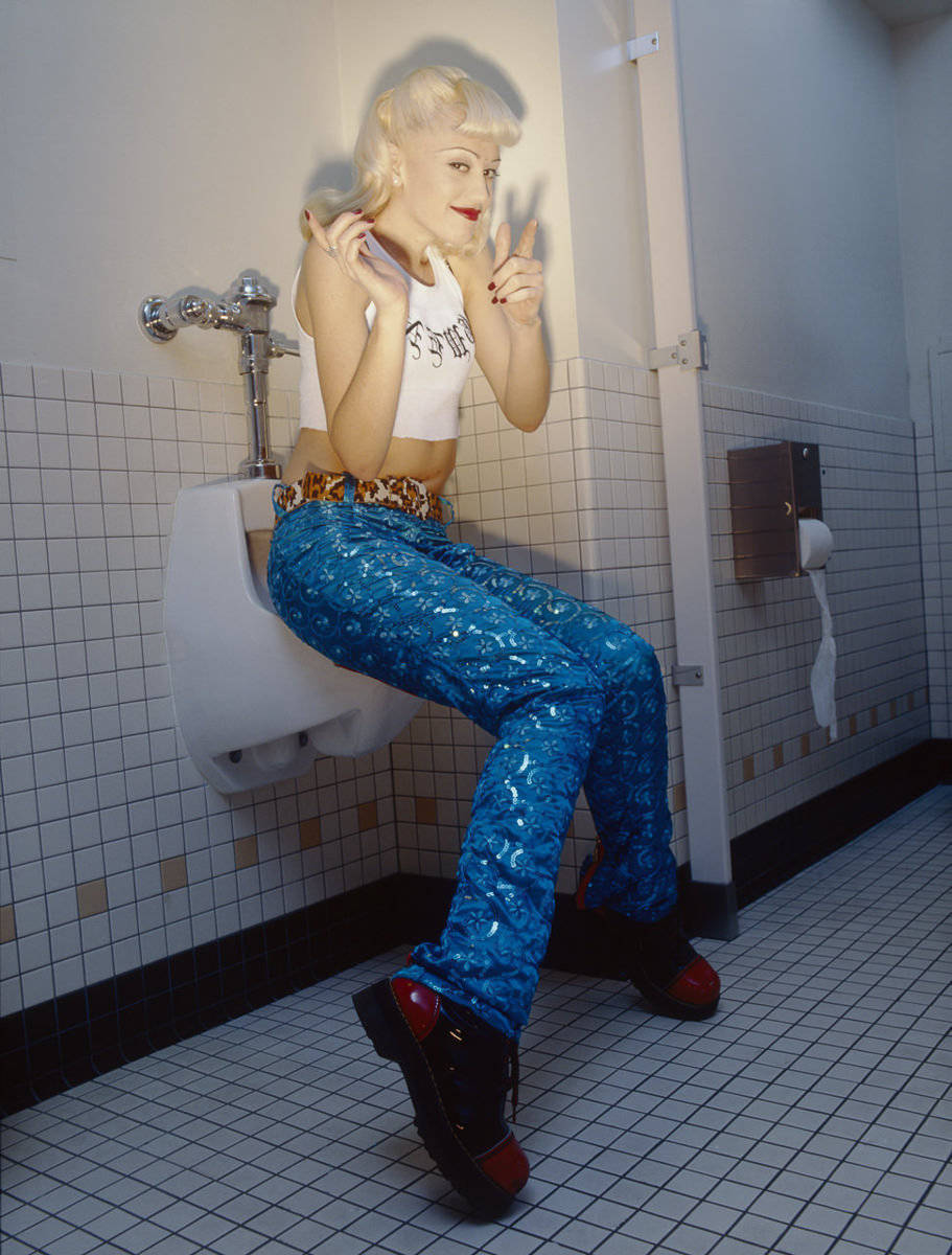 Gwen Stefani, sparkly blue pants, urinal, SD Phone Wallpaper