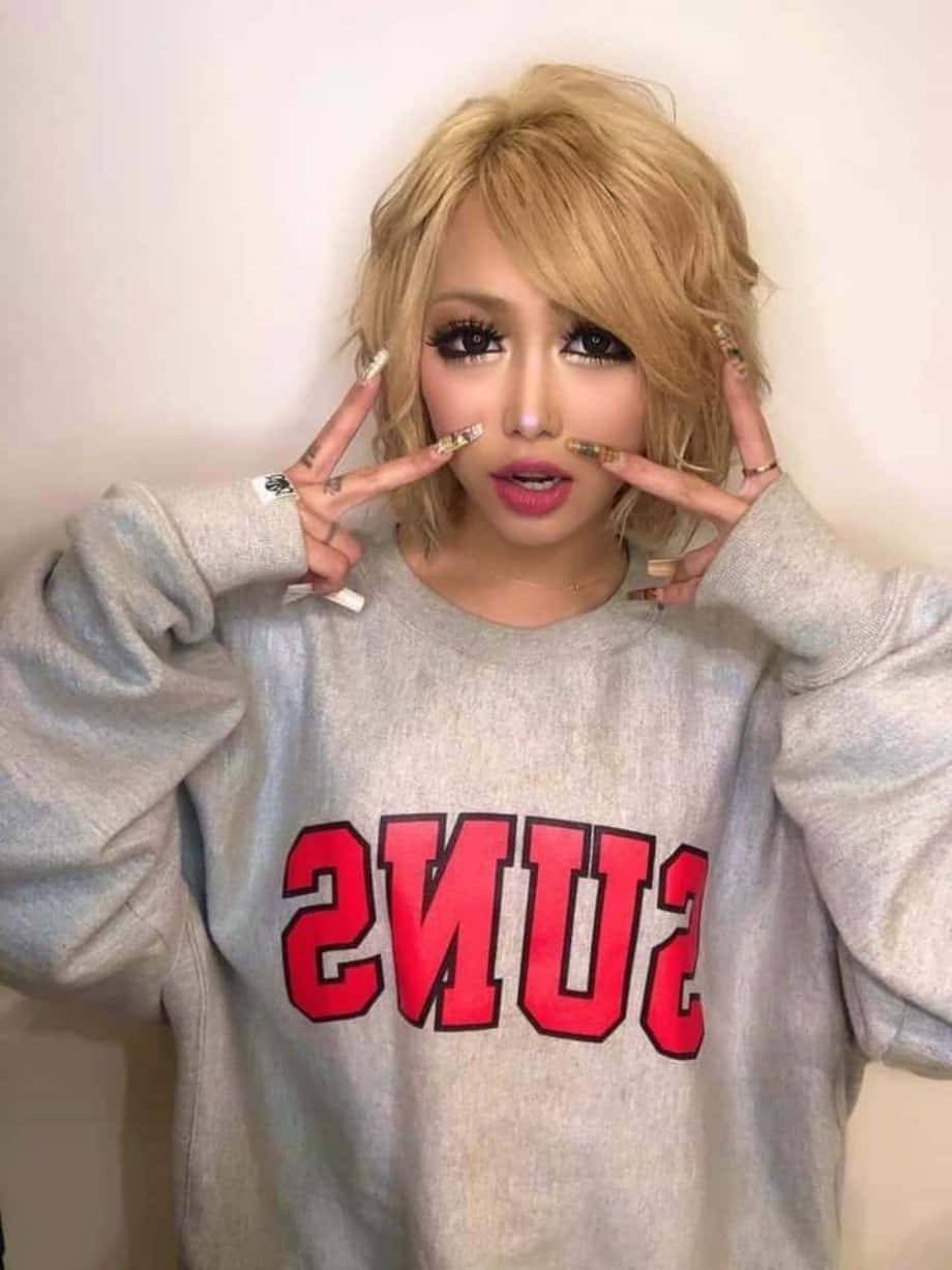 Gyaru, blonde hair, bold makeup, SD Phone Wallpaper