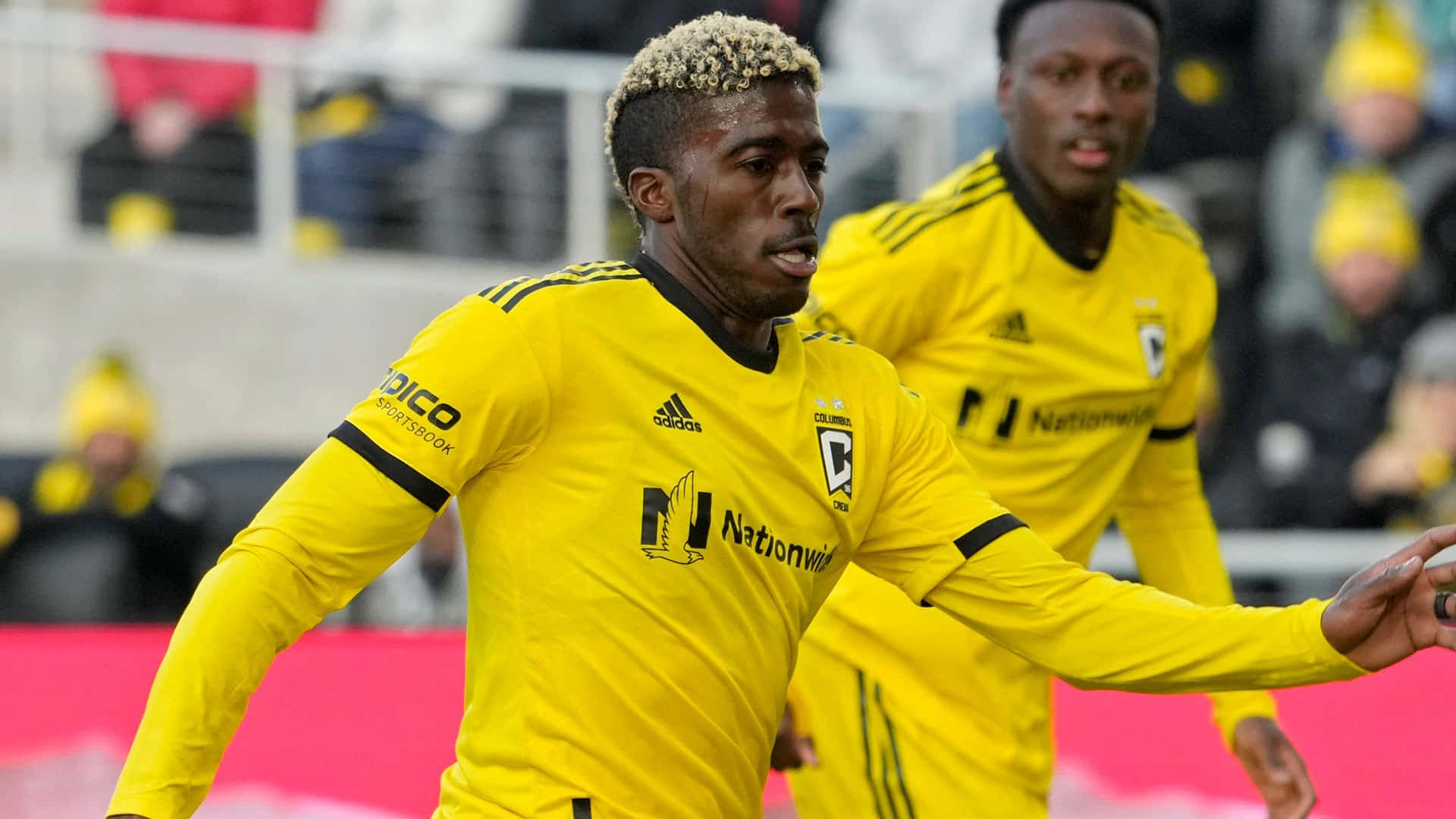 Gyasi Zardes, bright yellow jersey, daytime match, Full HD Desktop Wallpaper