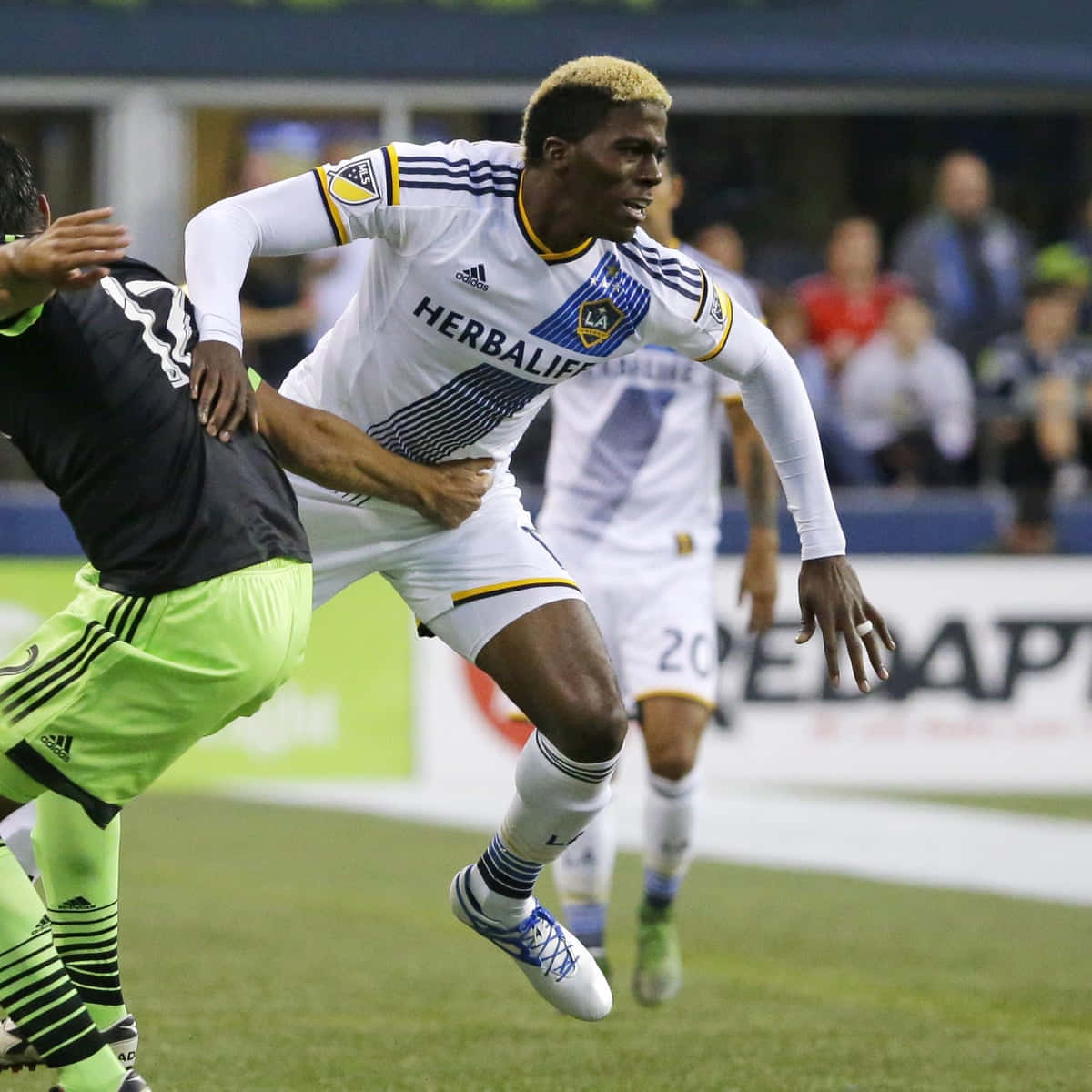 Gyasi Zardes, LA Galaxy, white LA Galaxy jersey, SD Desktop Wallpaper