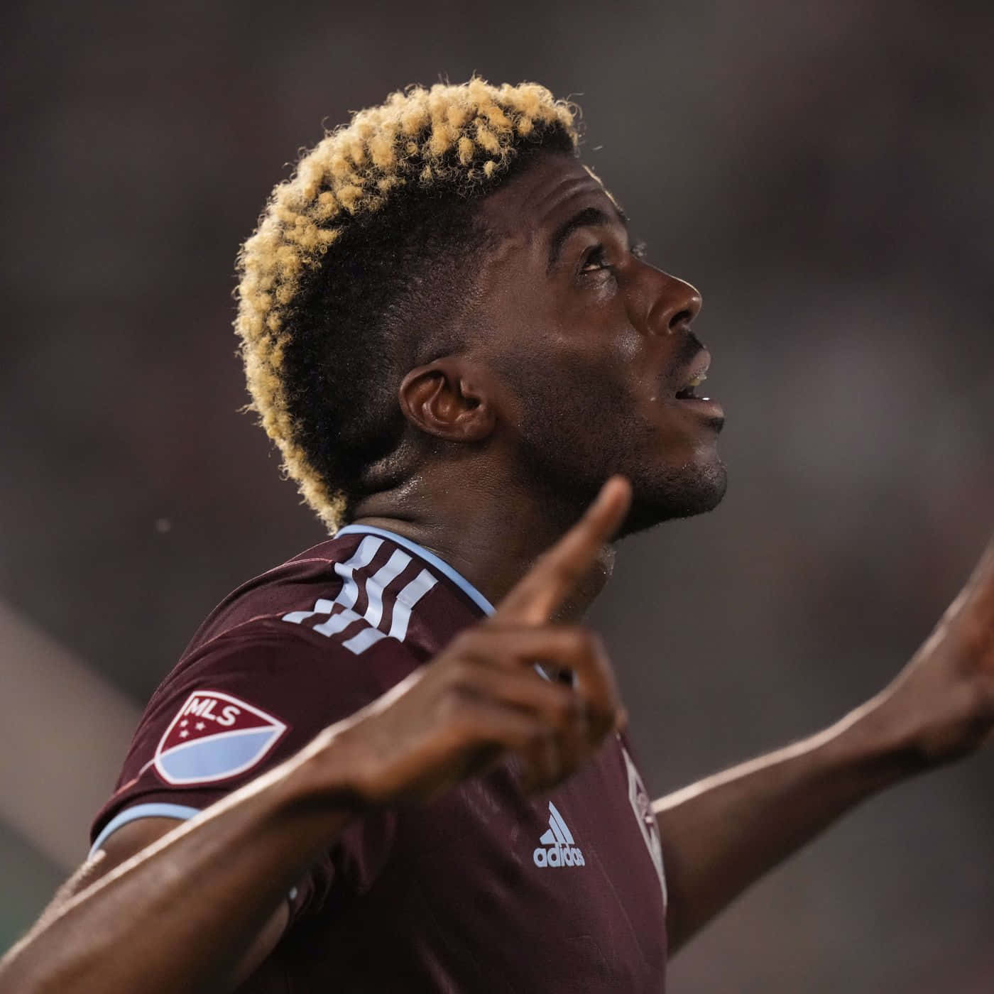 Gyasi Zardes, blonde-tipped hair, maroon jersey, HD Desktop Wallpaper