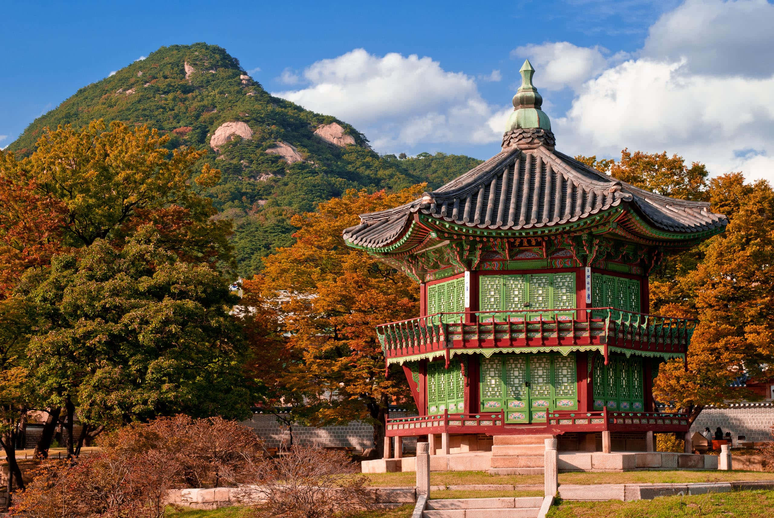 Gyeongbokgung Palace, pavilion, green and red accents, 2K Desktop Wallpaper