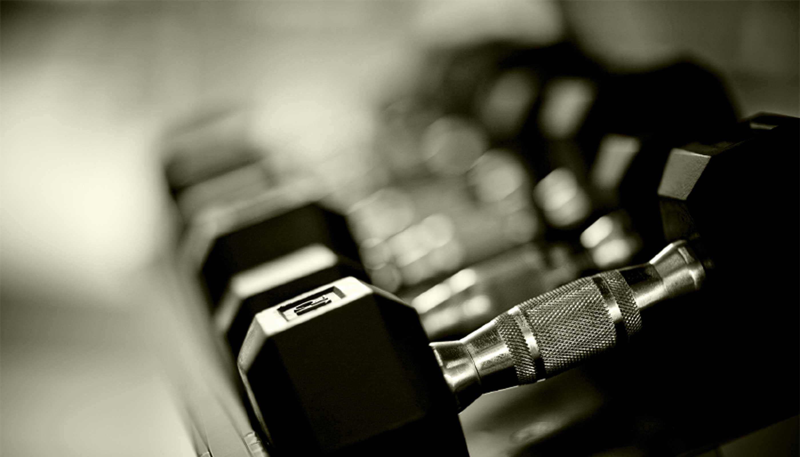 hexagonal dumbbells, monochrome, shallow depth of field, 2K Desktop Wallpaper