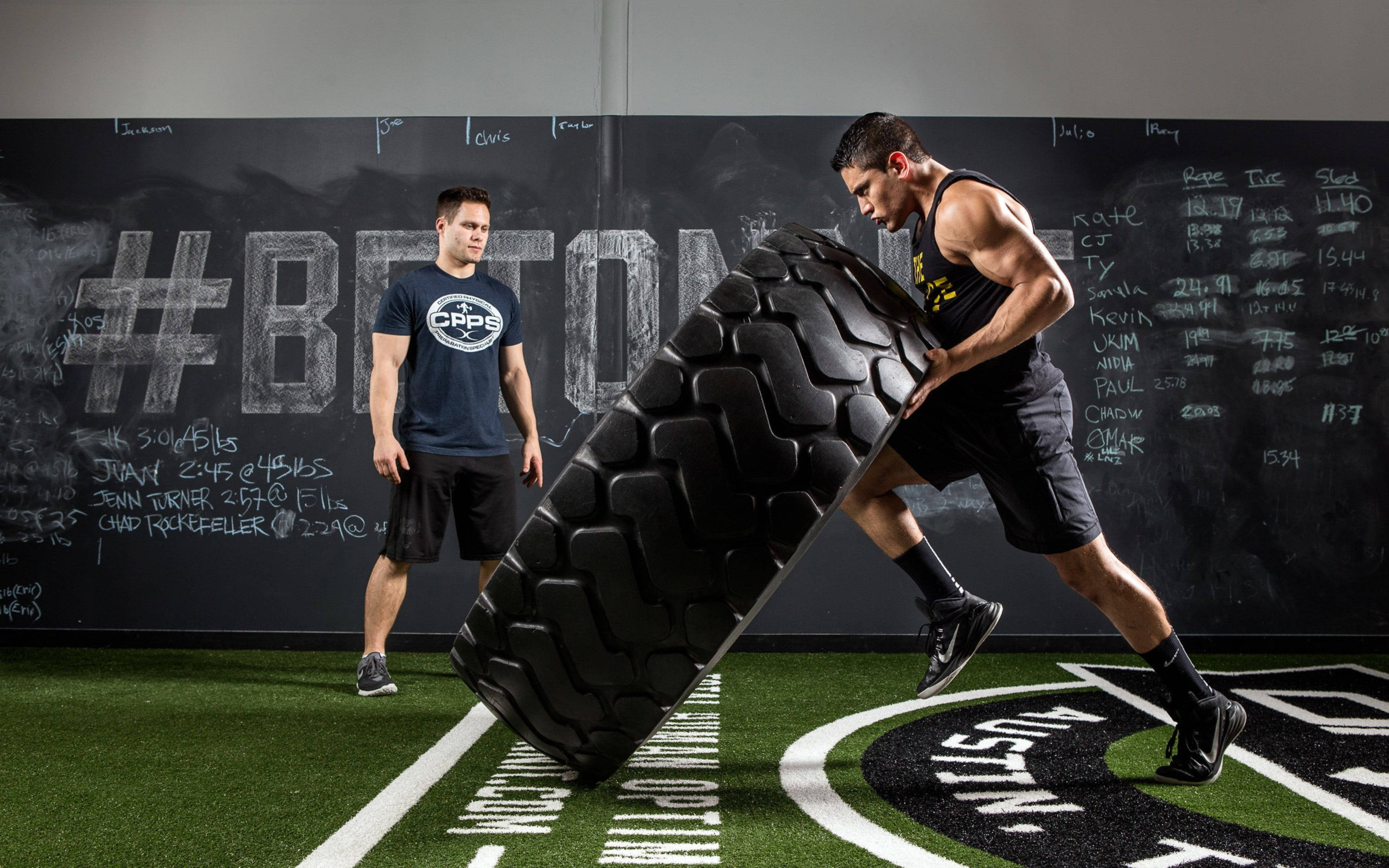 black tire, green turf gym floor, muscular man, 4K Desktop Wallpaper
