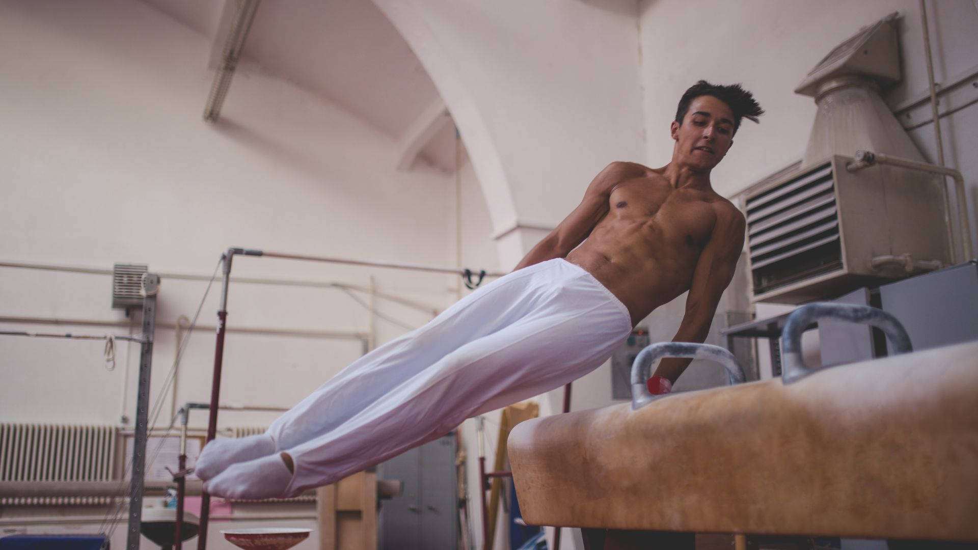 side support travels pommel horse, wooden pommel horse, white pants, Full HD Desktop Wallpaper