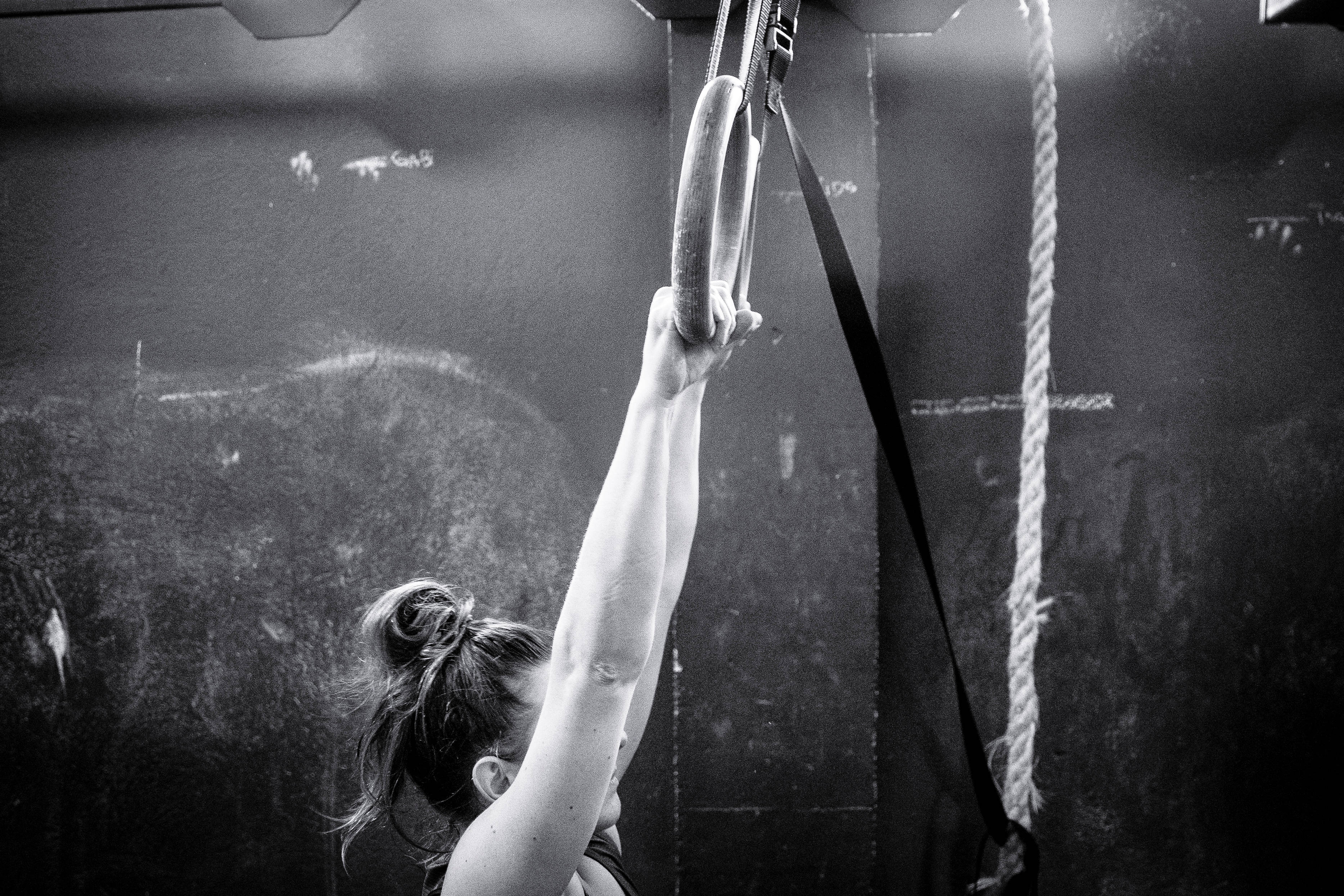 gymnastics rings, grayscale, chalk dust, 2K Desktop Wallpaper