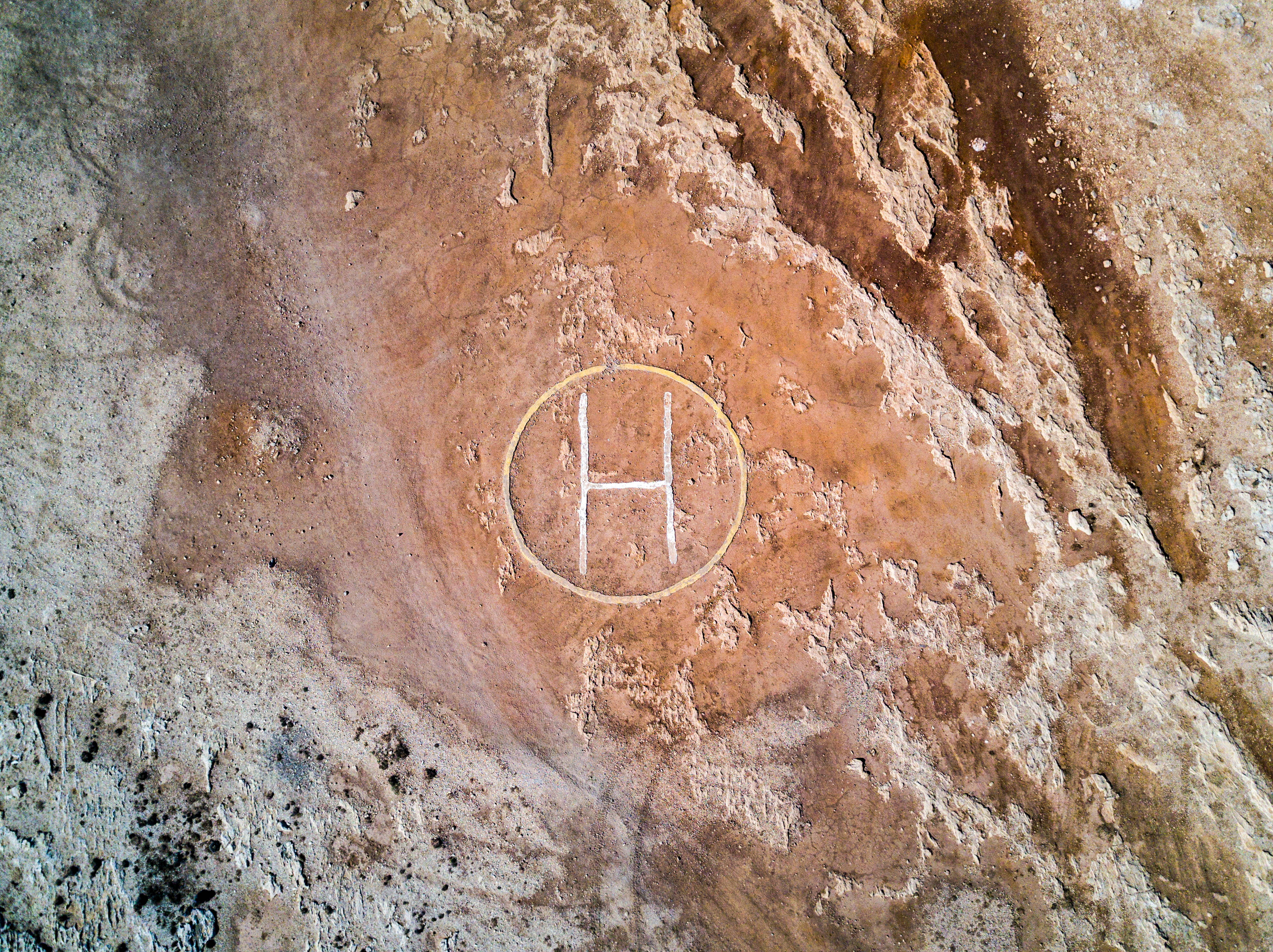 H, circle, rugged, 4K Desktop Wallpaper