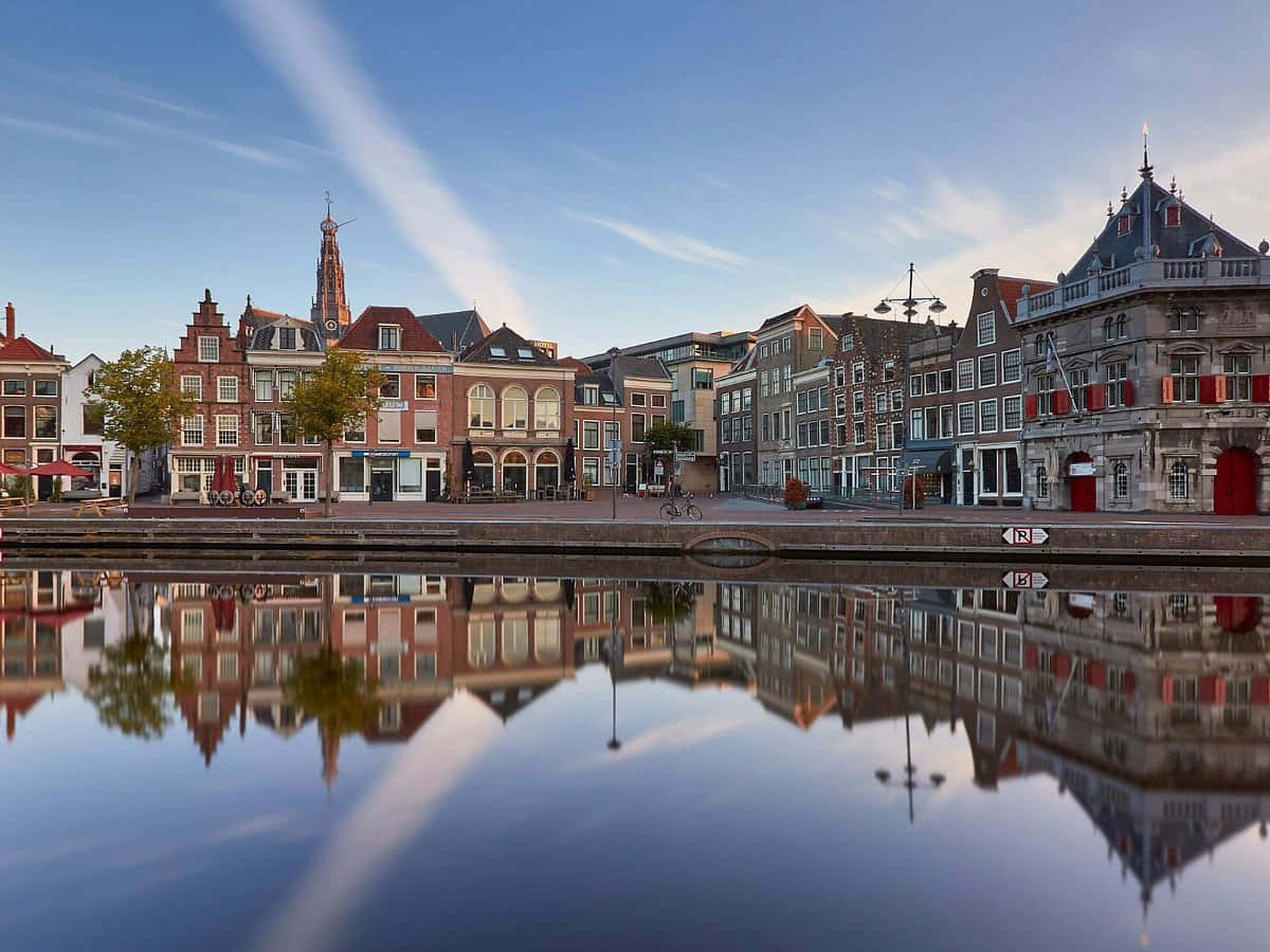 Haarlem, canal-side buildings, red shutters, SD Desktop Wallpaper