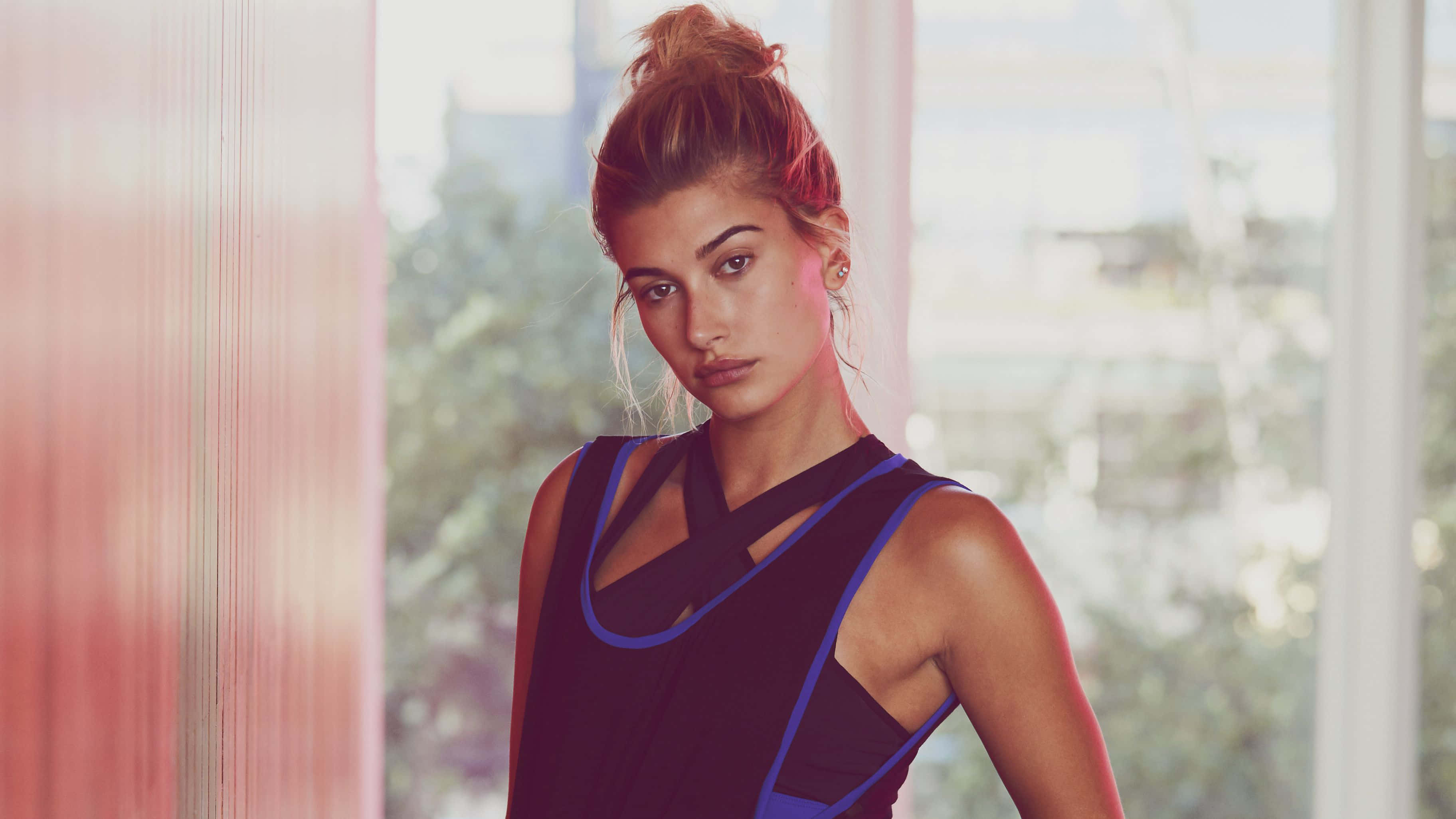 Hailey Baldwin, messy bun, black and blue athletic top, 2K Desktop Wallpaper