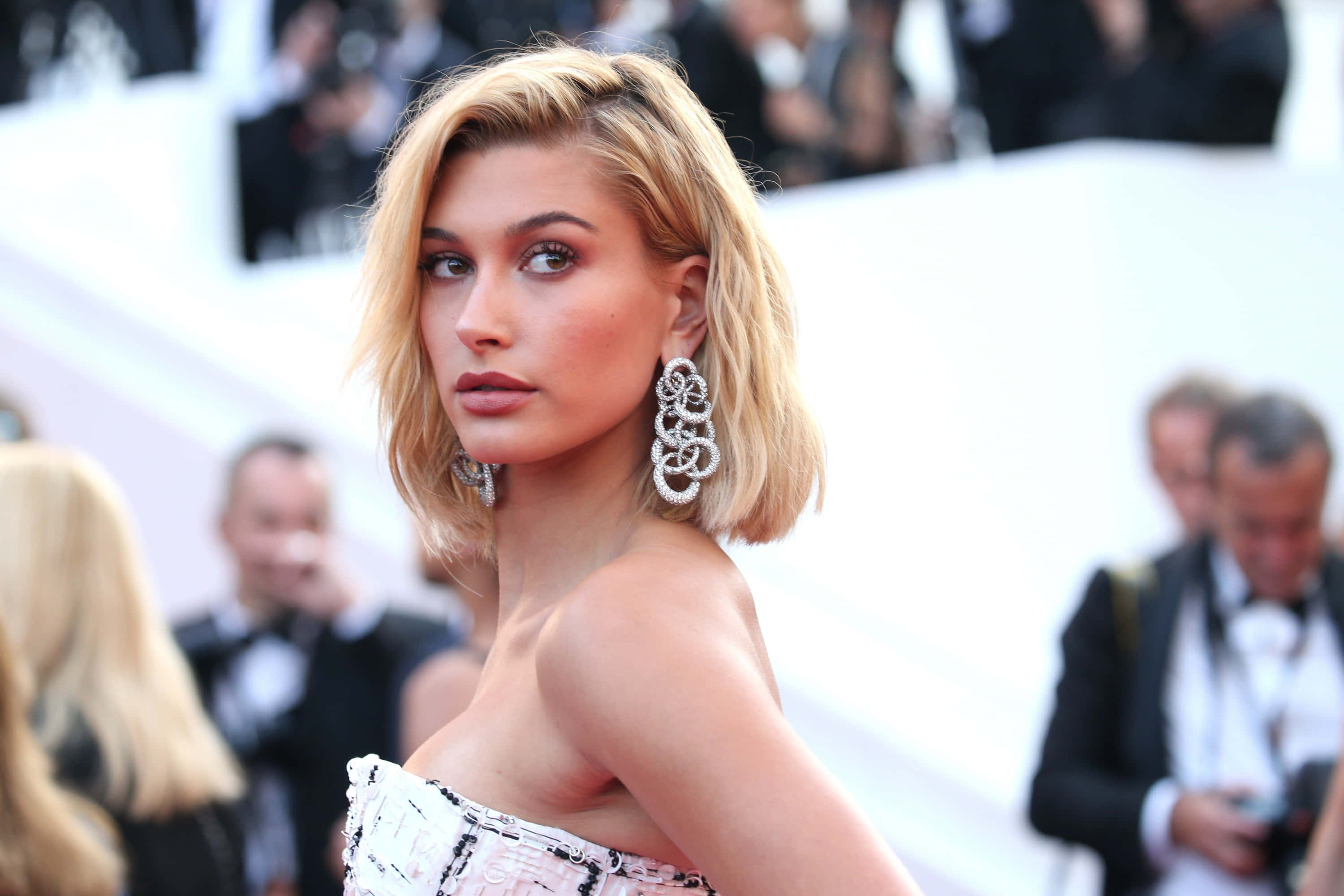 Hailey Baldwin, pink and white textured dress, large silver earrings, 2K Desktop Wallpaper