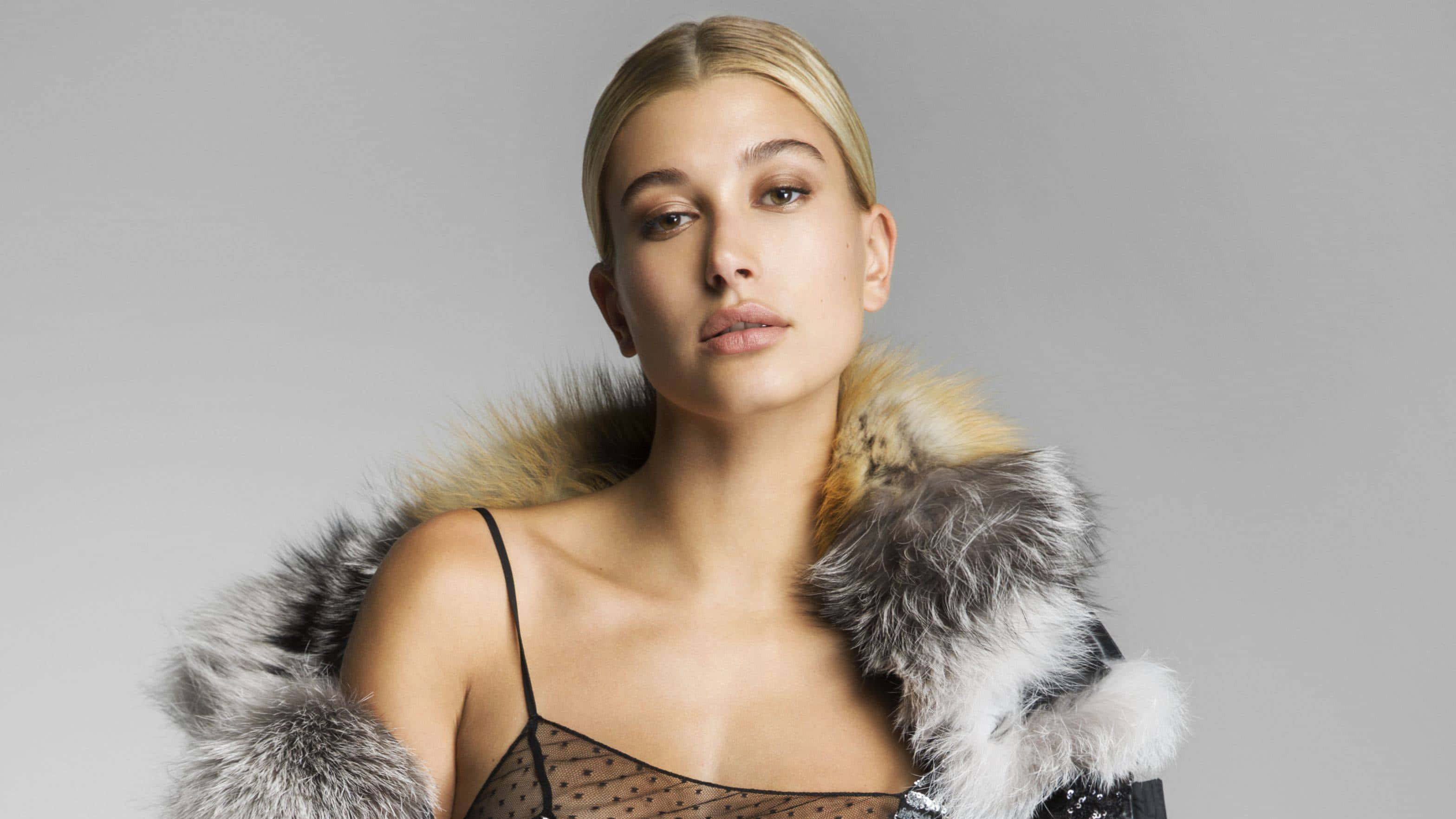 Hailey Baldwin, blonde woman, fur-trimmed coat, 2K Desktop Wallpaper