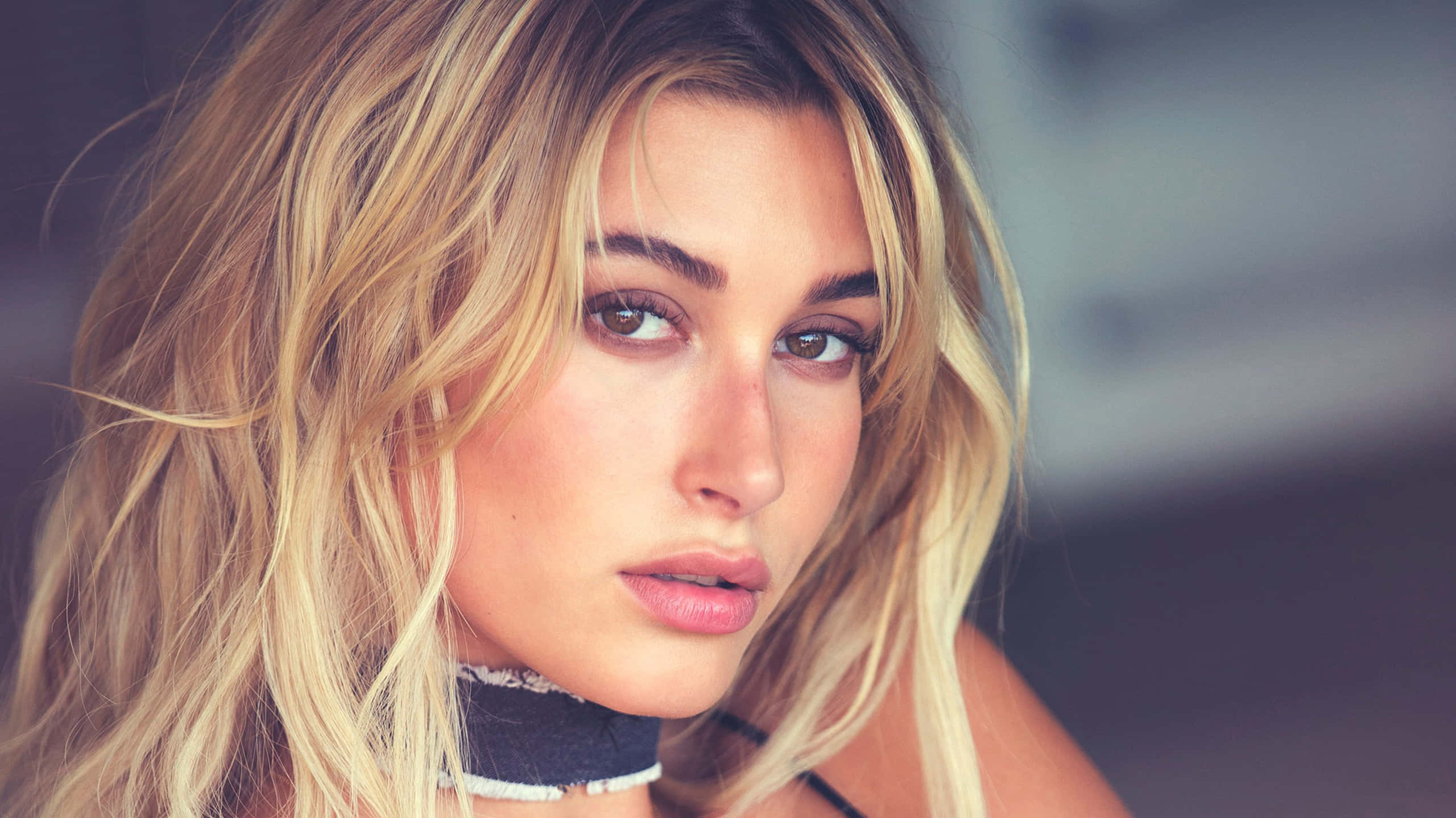Hailey Baldwin, tousled blonde hair, soft makeup, 2K Desktop Wallpaper