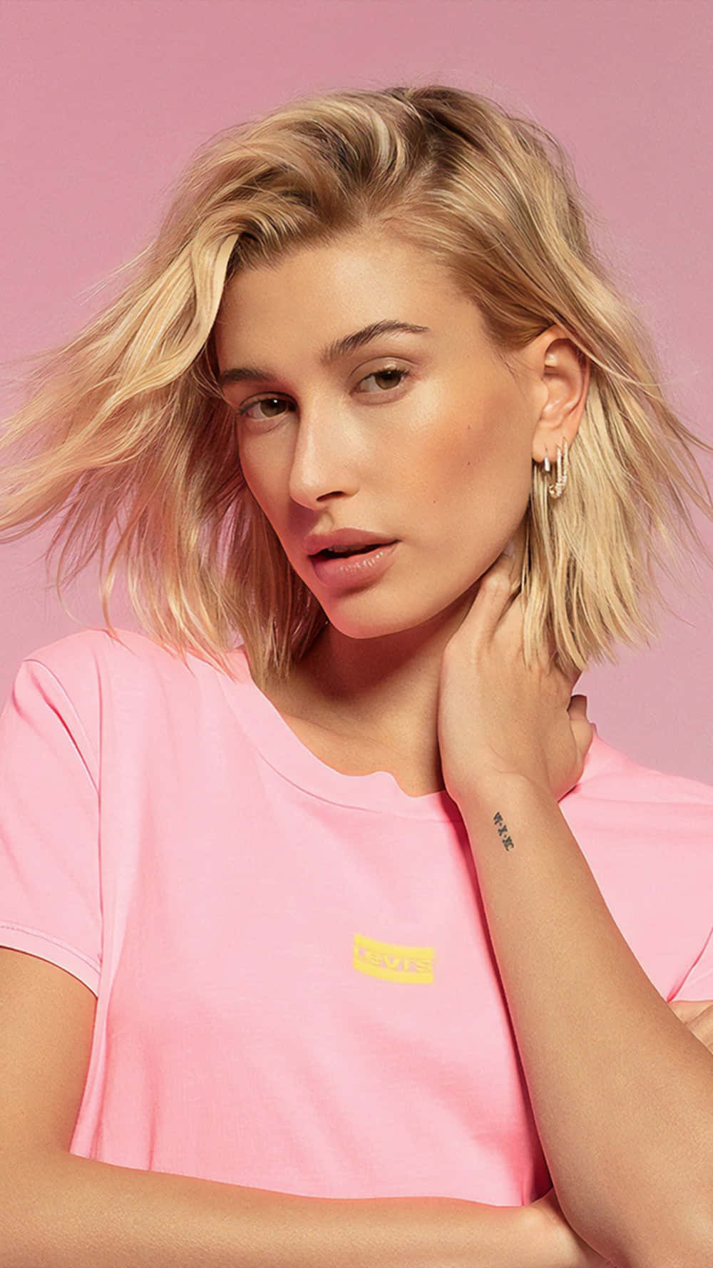 Hailey Baldwin, pink tshirt, soft pink background, HD Phone Wallpaper