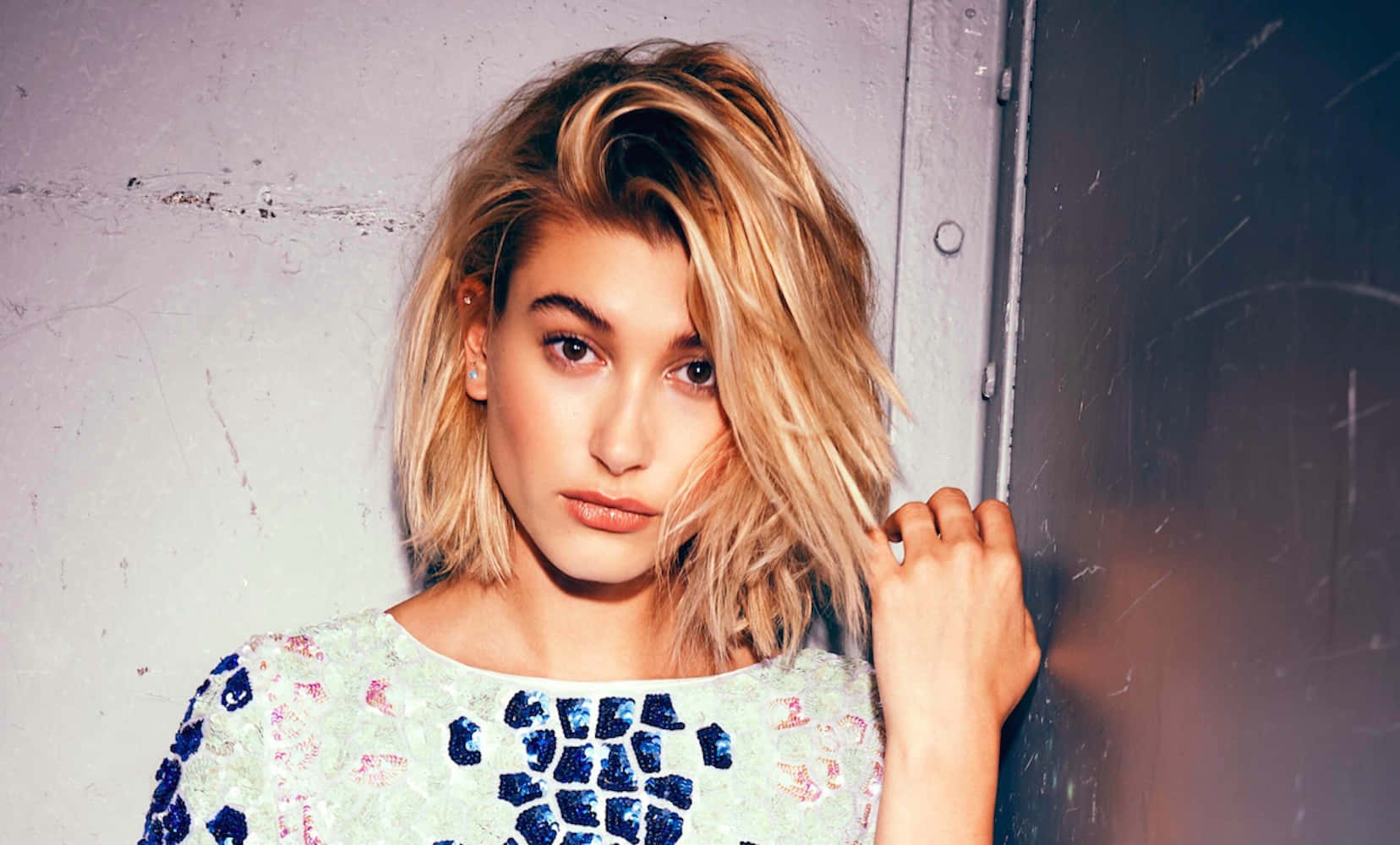 Hailey Baldwin, tousled blonde hair, weathered wall, HD Desktop Wallpaper