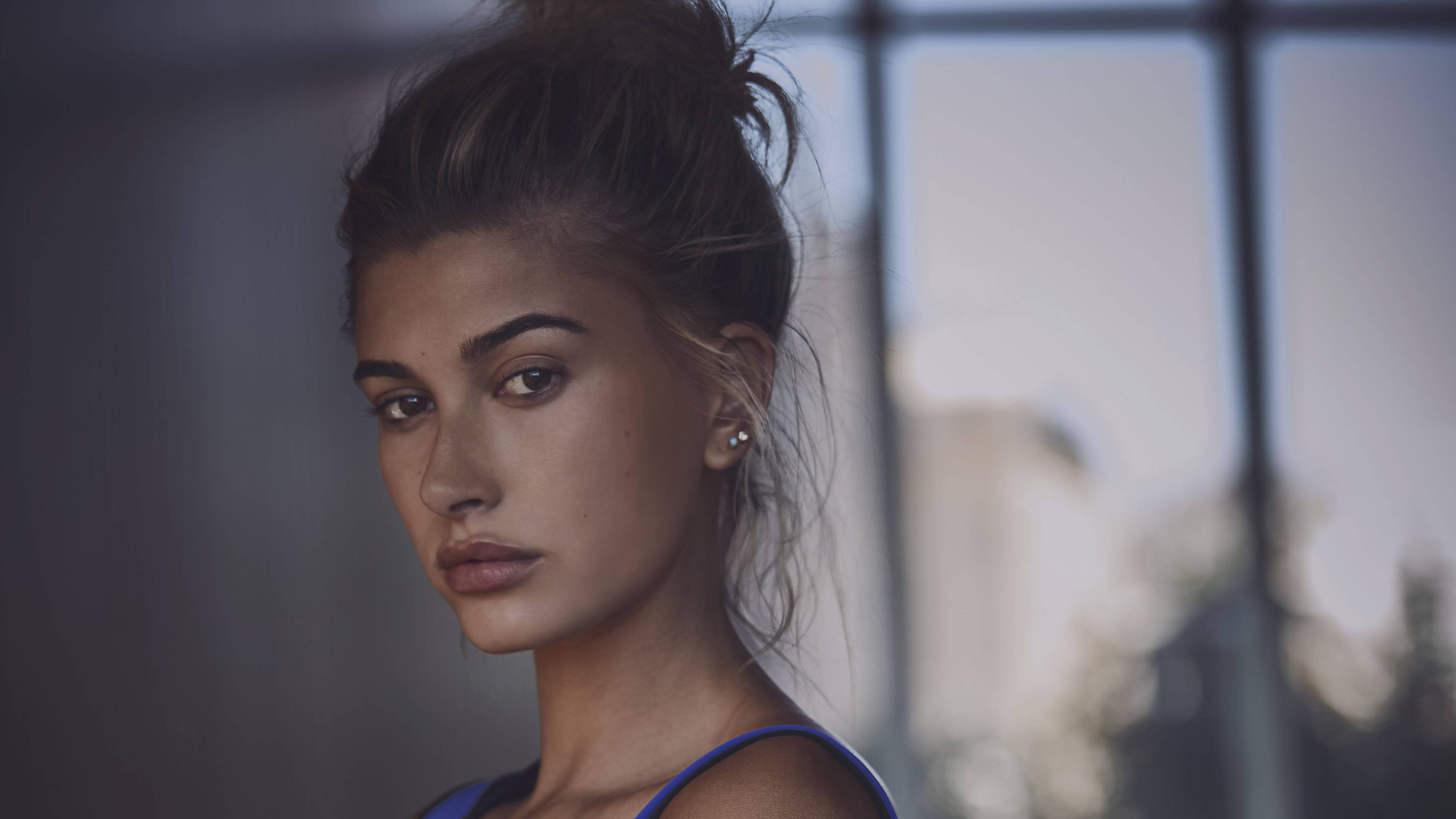 Hailey Bieber, high bun, piercing gaze, 4K Desktop Wallpaper