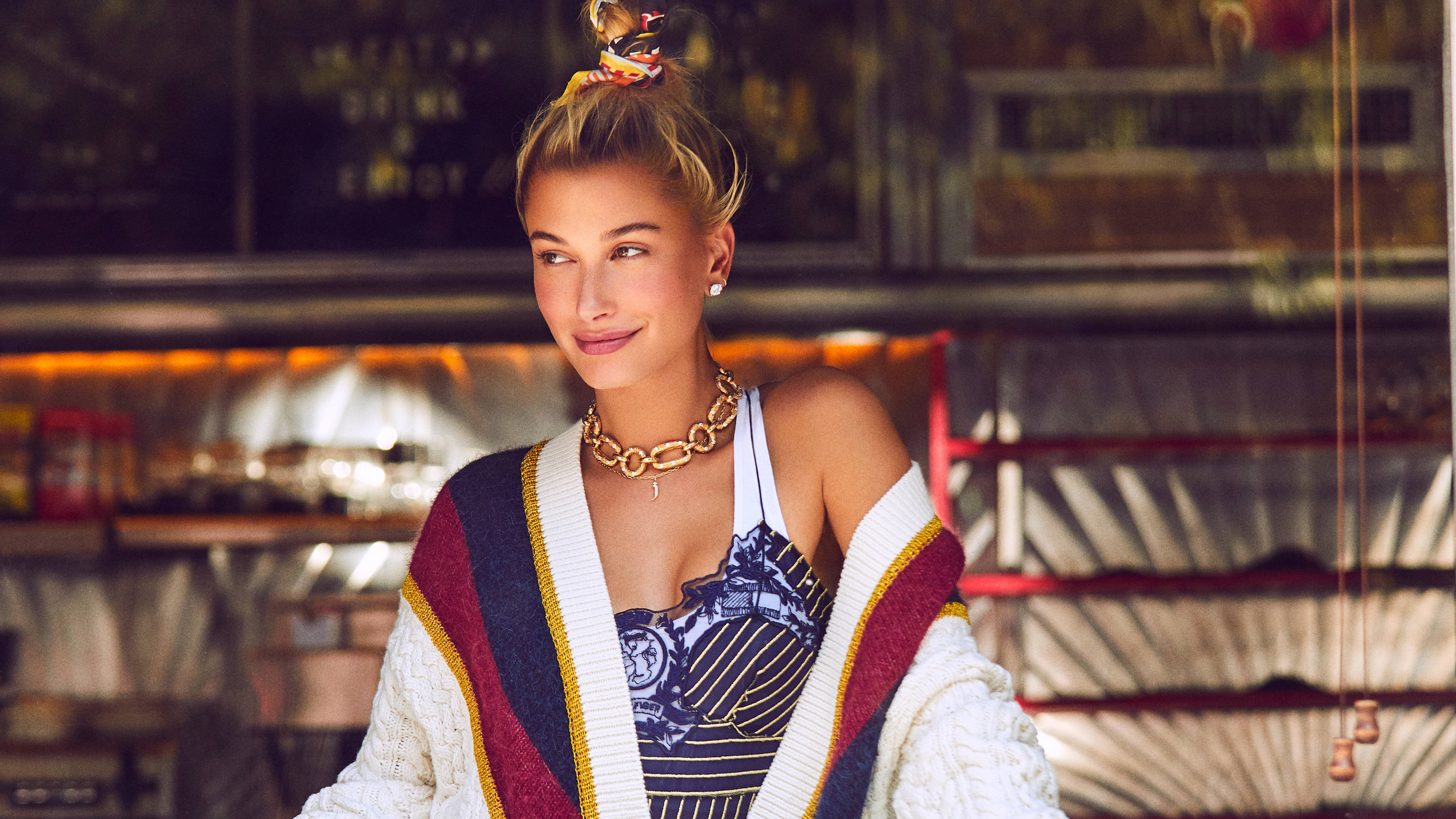 Hailey Bieber, blonde hair, bun, 4K Desktop Wallpaper