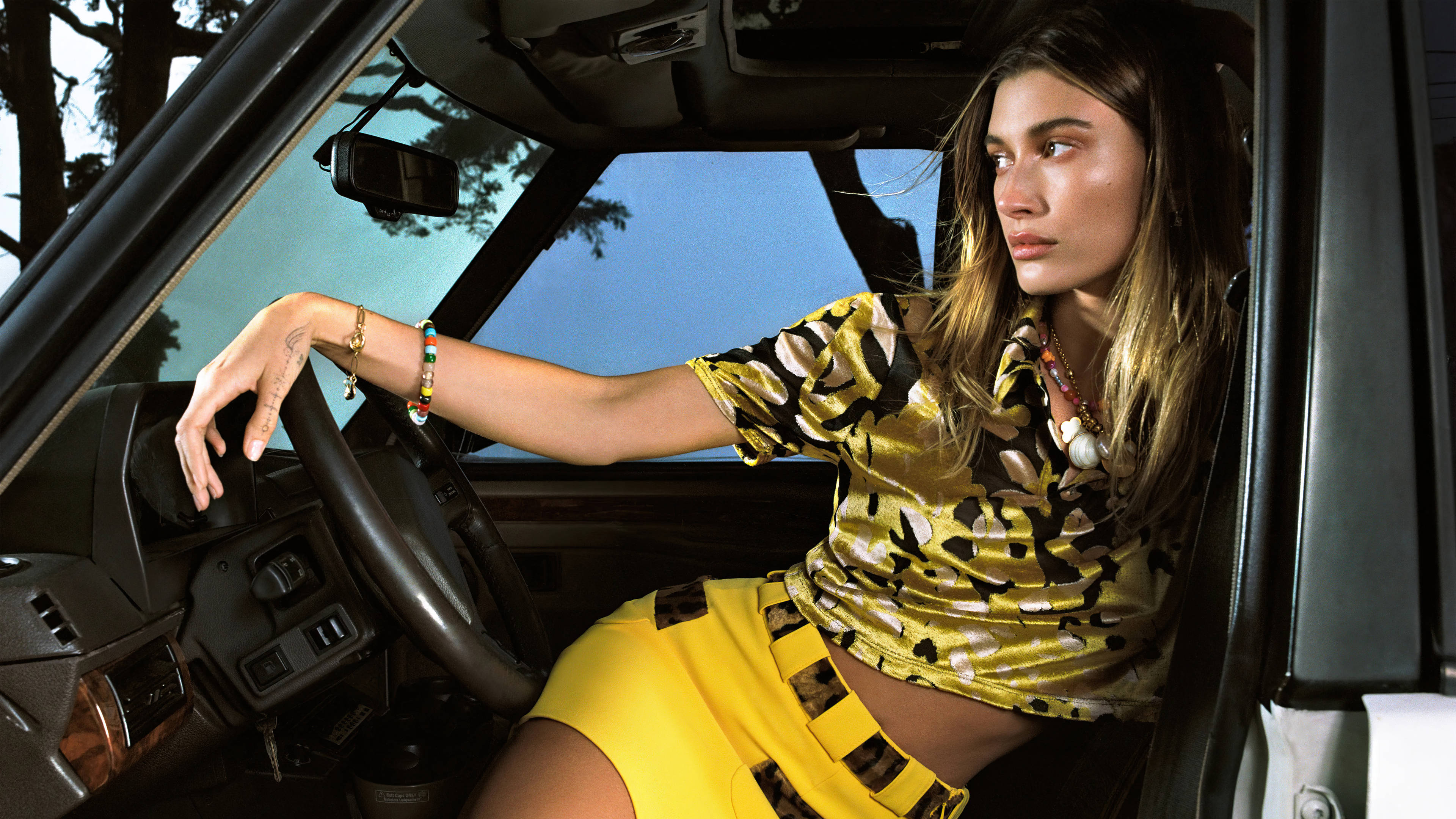 Hailey Bieber, gold leopard print top, yellow skirt, 4K Desktop Wallpaper