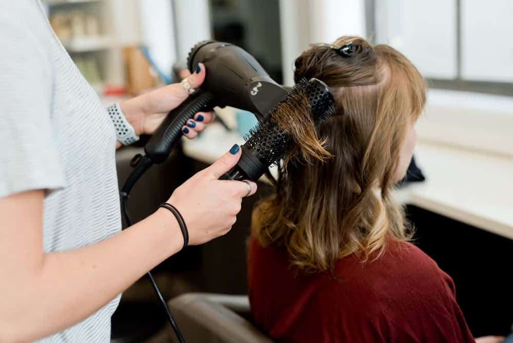 black hair dryer brush, shoulder length brown hair, salon, SD Desktop Wallpaper