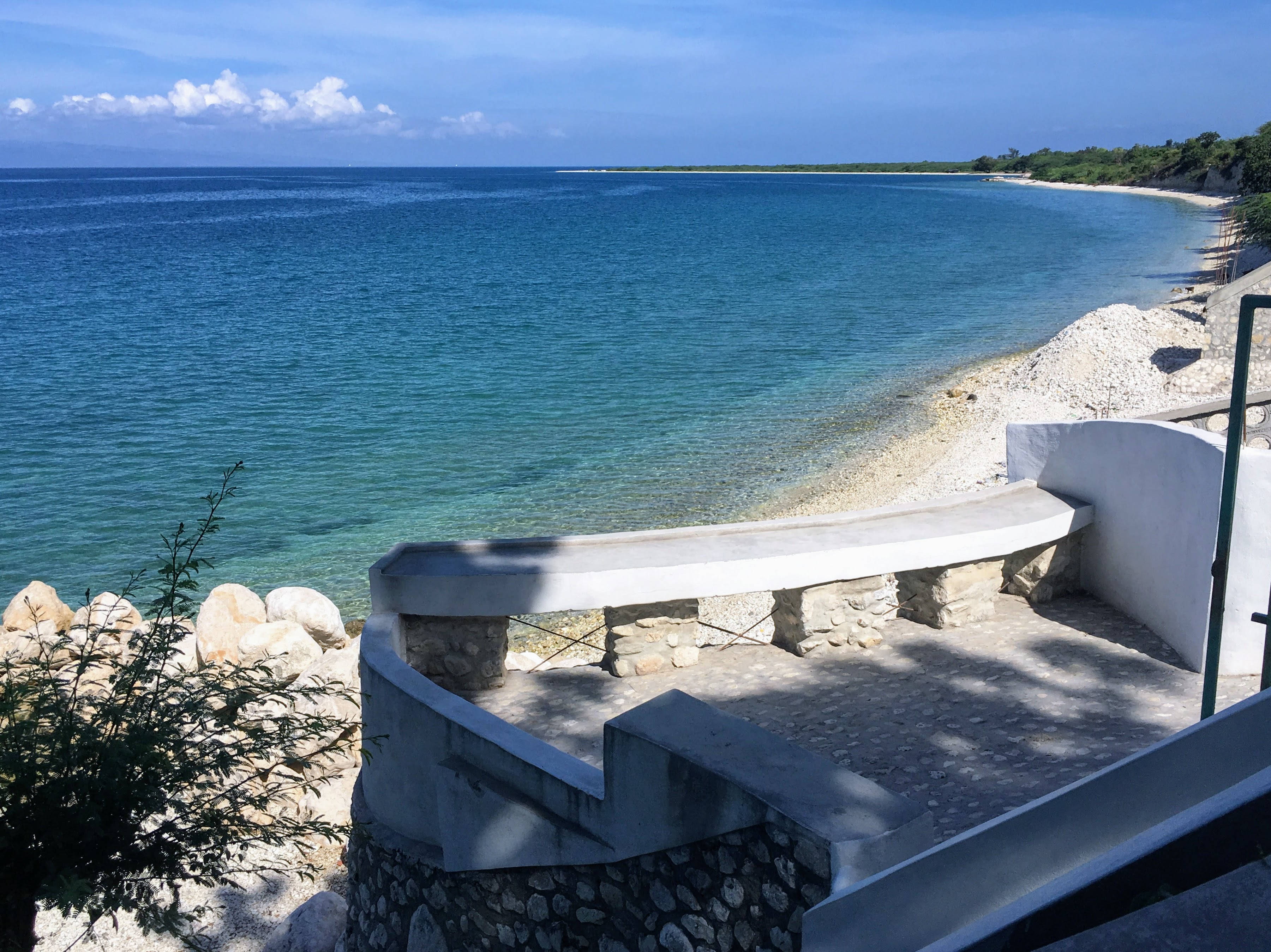 Haiti, beach side, curved concrete bench, 2K Desktop Wallpaper