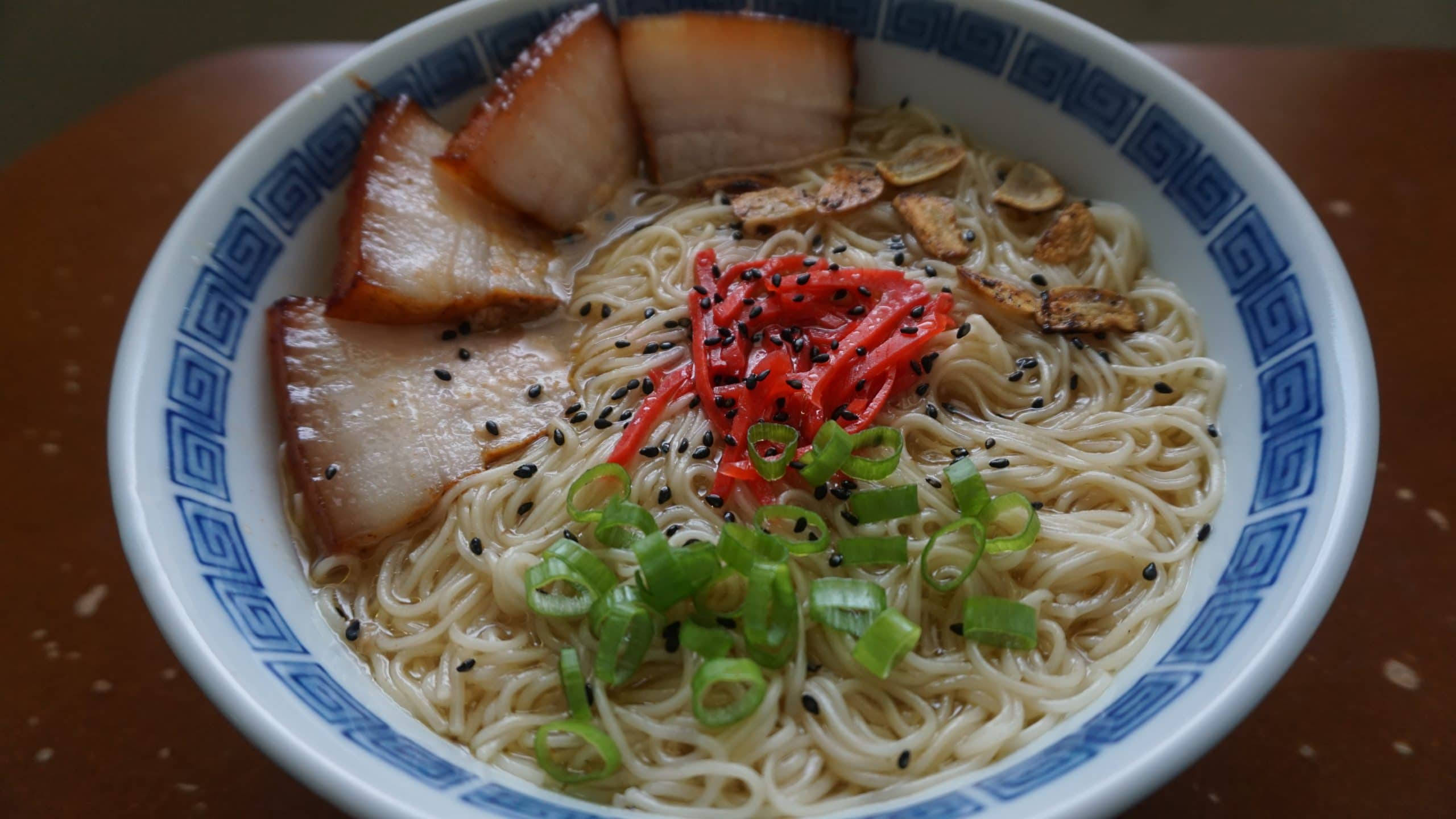 Hakata Ramen, thin noodle, crispy pork slices, 2K Desktop Wallpaper