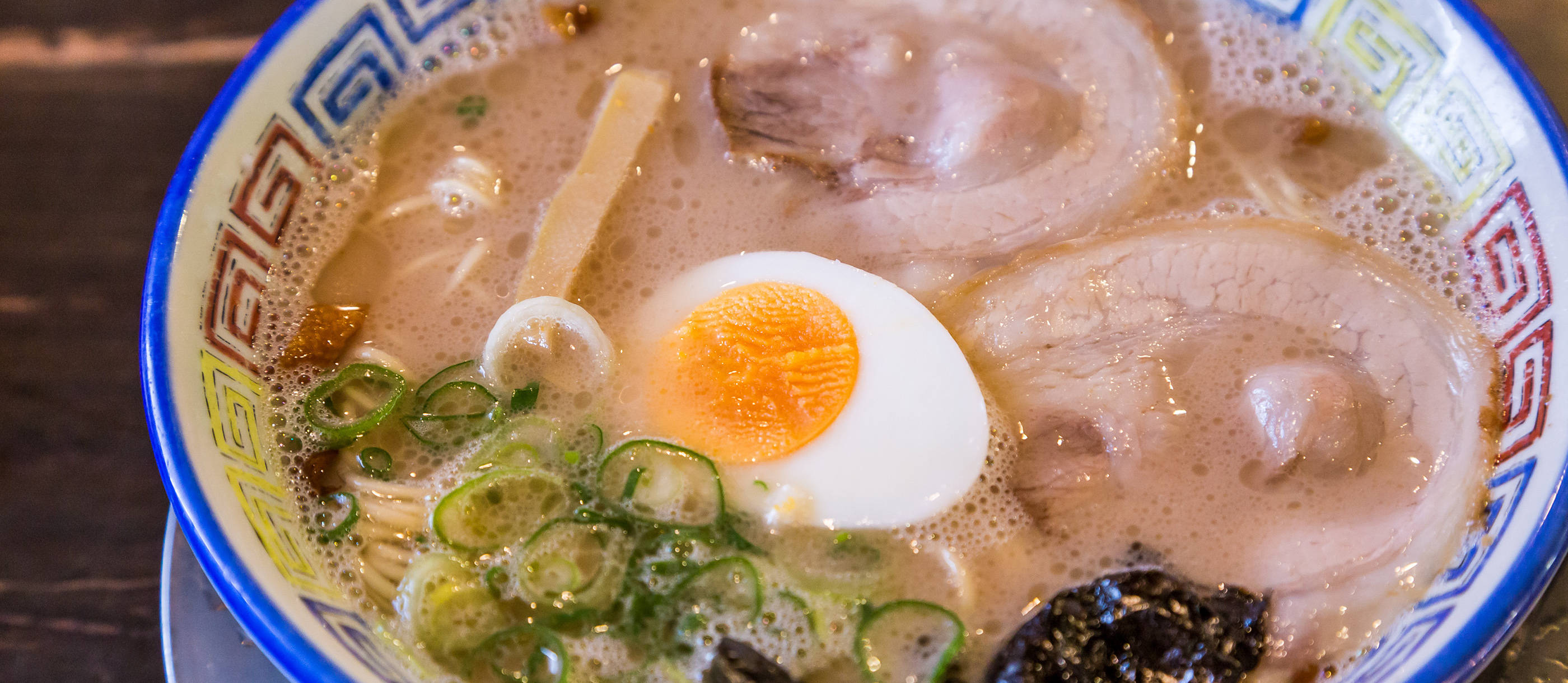 Hakata Ramen, pork bone broth, soft-boiled egg, 2K Desktop Wallpaper