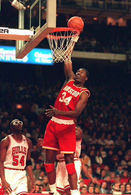 Hakeem Olajuwon, red uniform, dunks the ball, SD Phone Wallpaper
