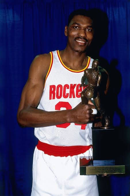 Hakeem Olajuwon, bronze trophy, white Rockets jersey, SD Phone Wallpaper