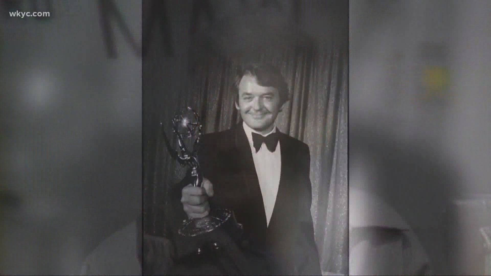 Hal Holbrook, tuxedo, gleaming trophy, Full HD Desktop Wallpaper