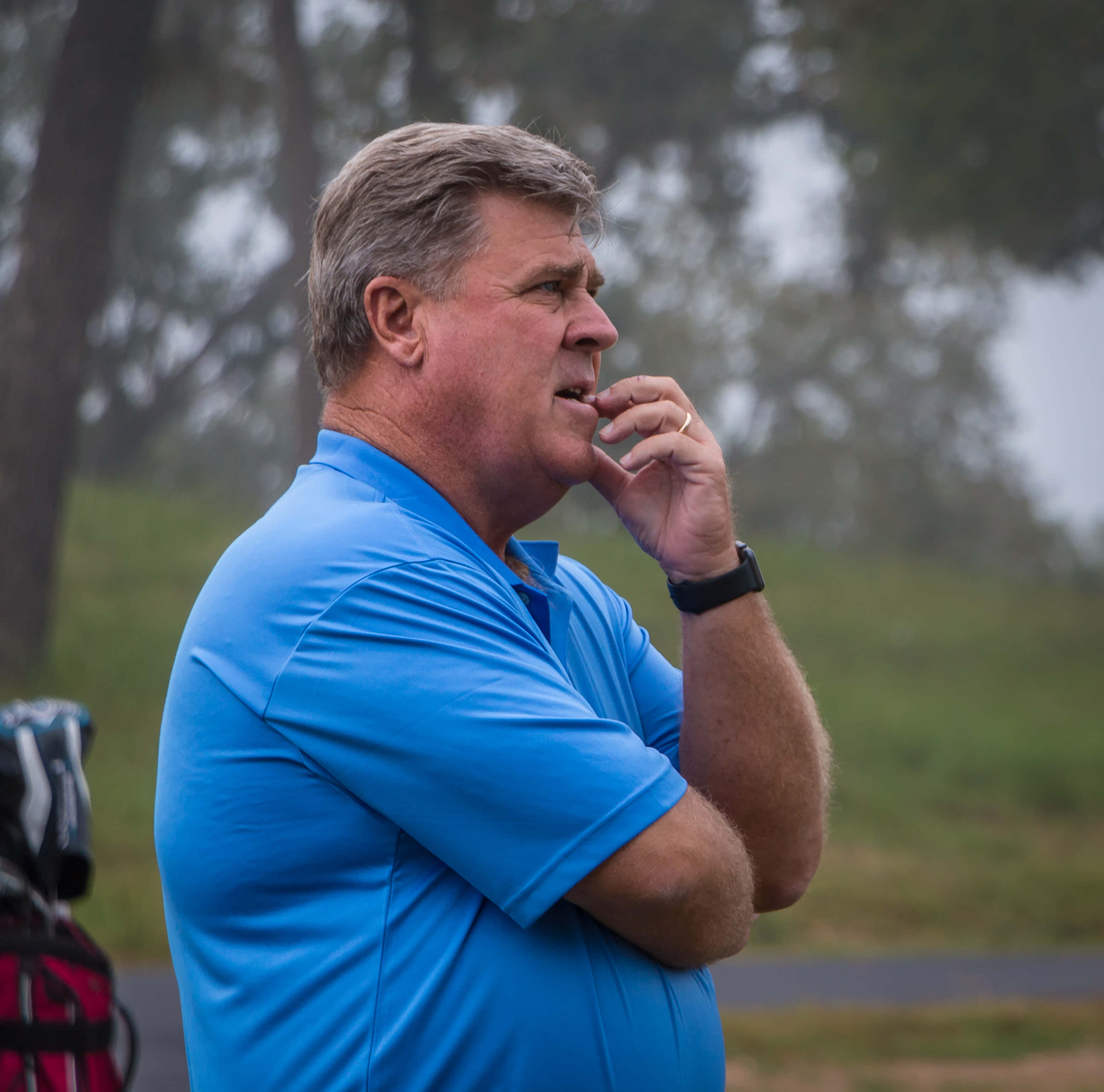 Hal Sutton, bright blue polo shirt, misty golf course, 2K Desktop Wallpaper