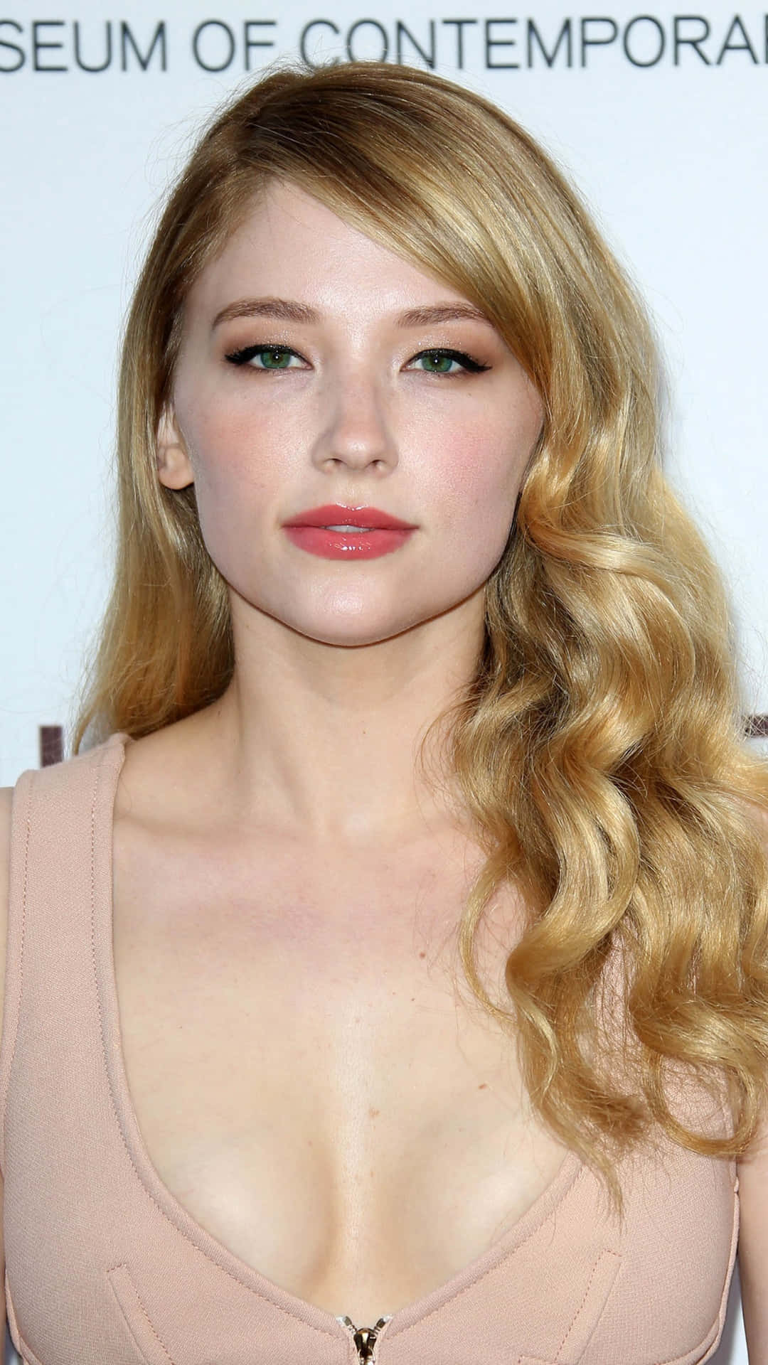 Haley Bennett, beige dress, museum event, Full HD Phone Wallpaper
