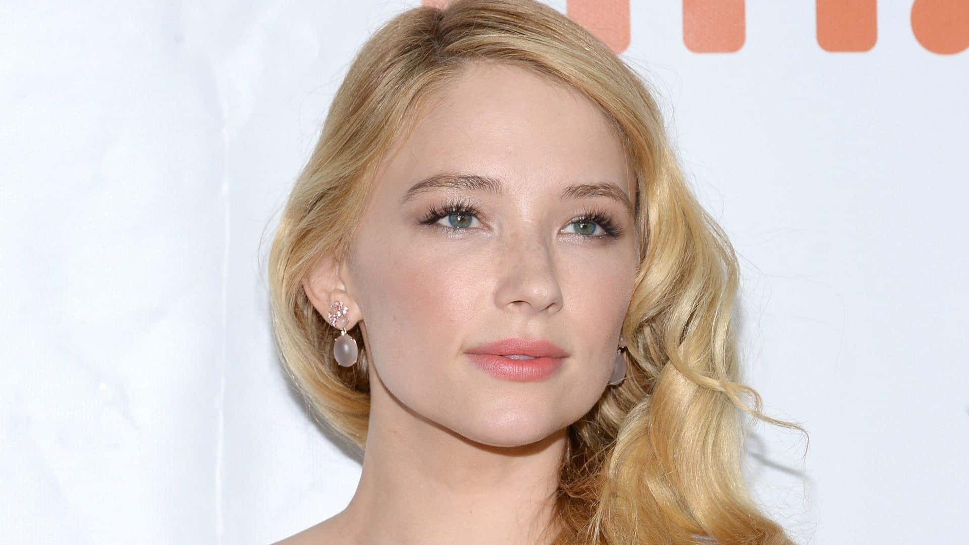 Haley Bennett, red carpet look, blonde wavy hair, Full HD Desktop Wallpaper