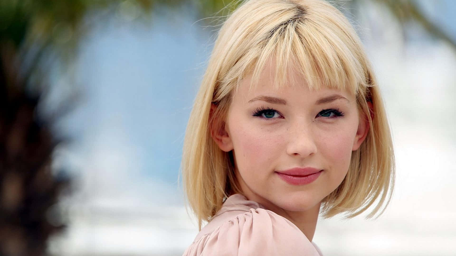 Haley Bennett, blonde bob hair, bangs, Full HD Desktop Wallpaper
