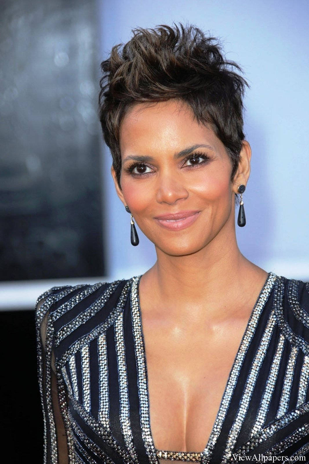 Halle Berry, black and silver striped dress, bold earrings, HD Phone Wallpaper