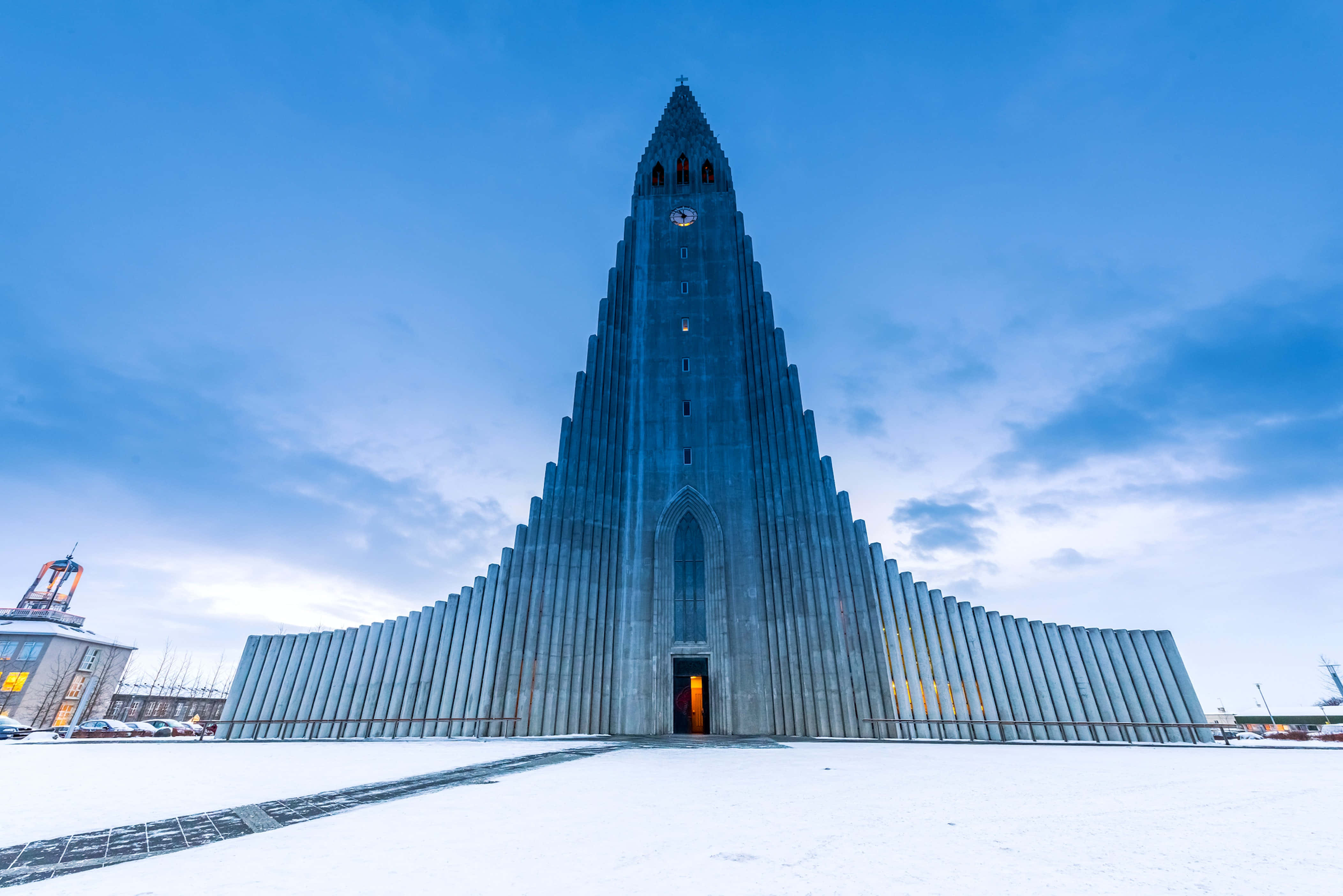 Hallgrimskirkja, stepped stone facade, clear blue sky, 4K Desktop Wallpaper
