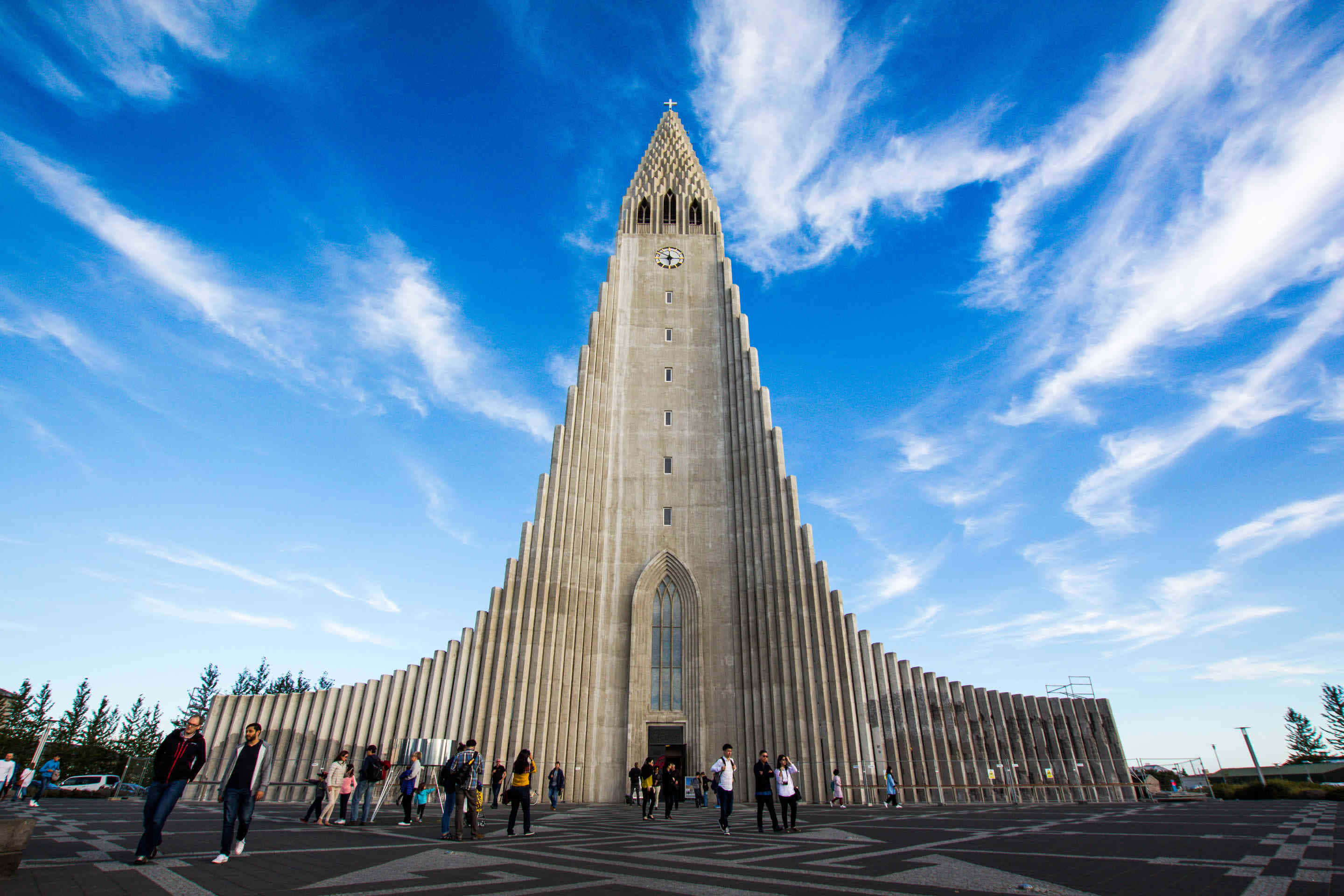 Hallgrimskirkja, stepped stone facade, vibrant blue sky, 2K Desktop Wallpaper