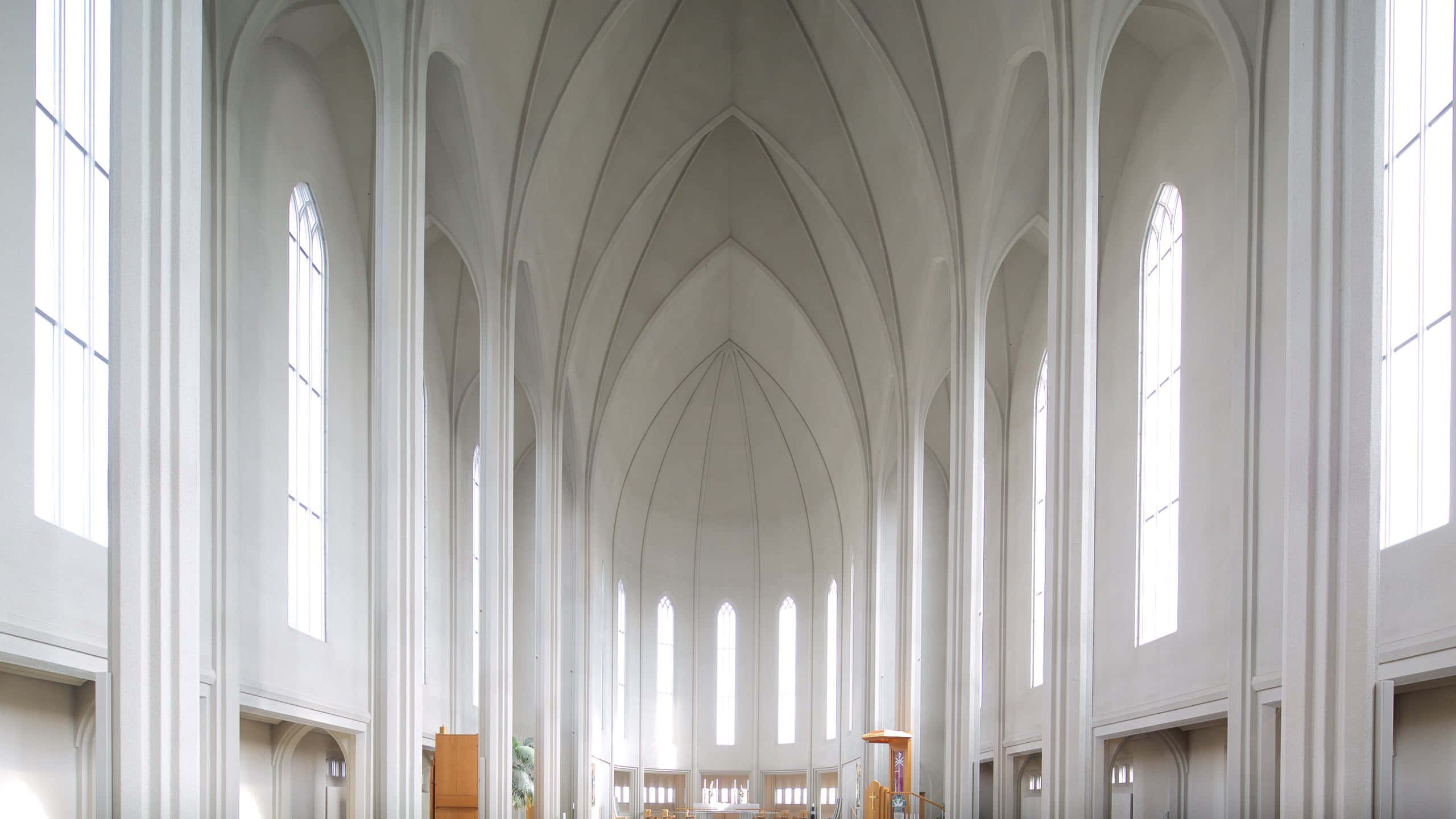 Hallgrimskirkja, tall column tanks, white cathedral interior, 2K Desktop Wallpaper