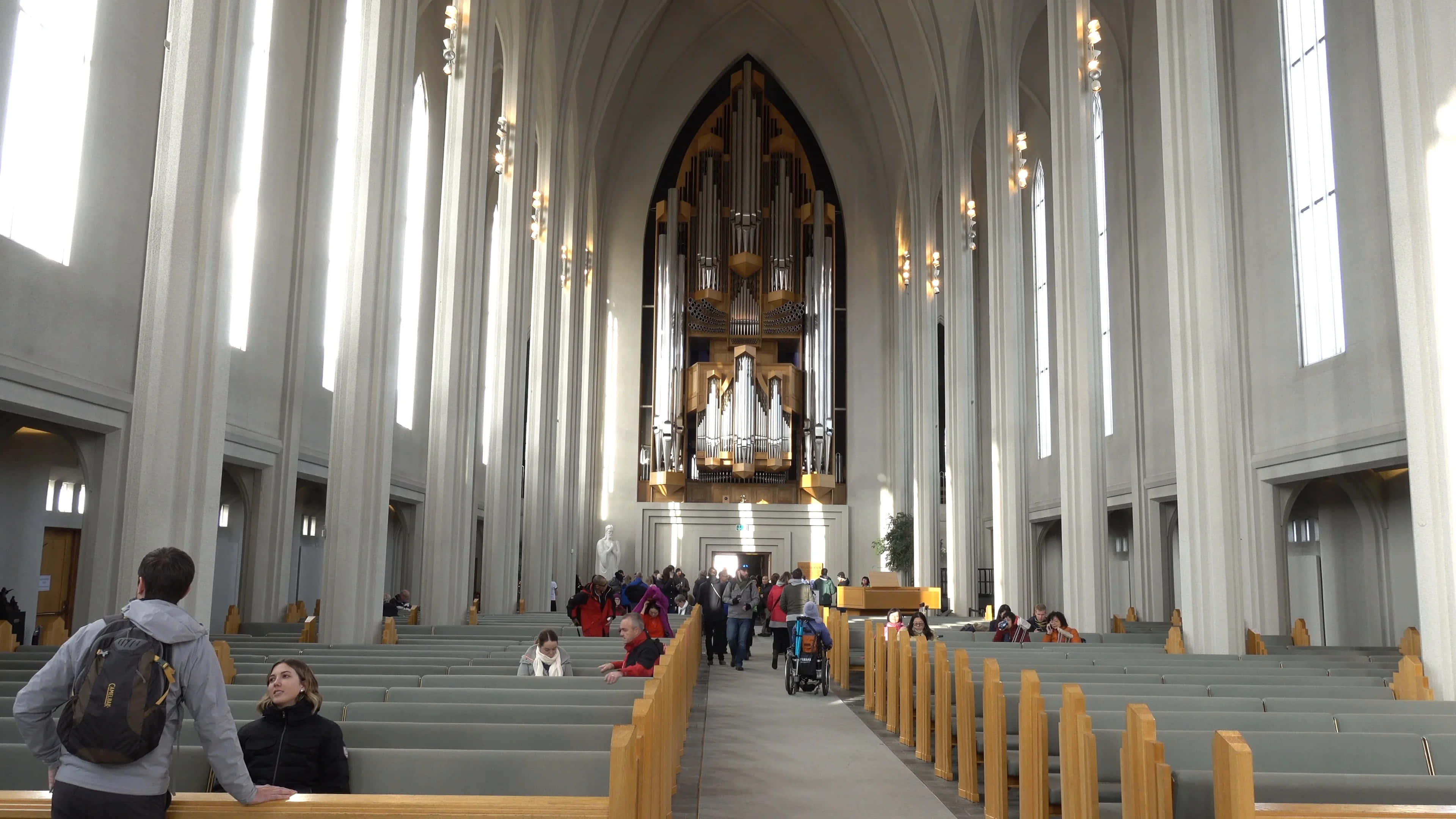 Hallgrimskirkja, white pillars, wooden pews, 4K Desktop Wallpaper