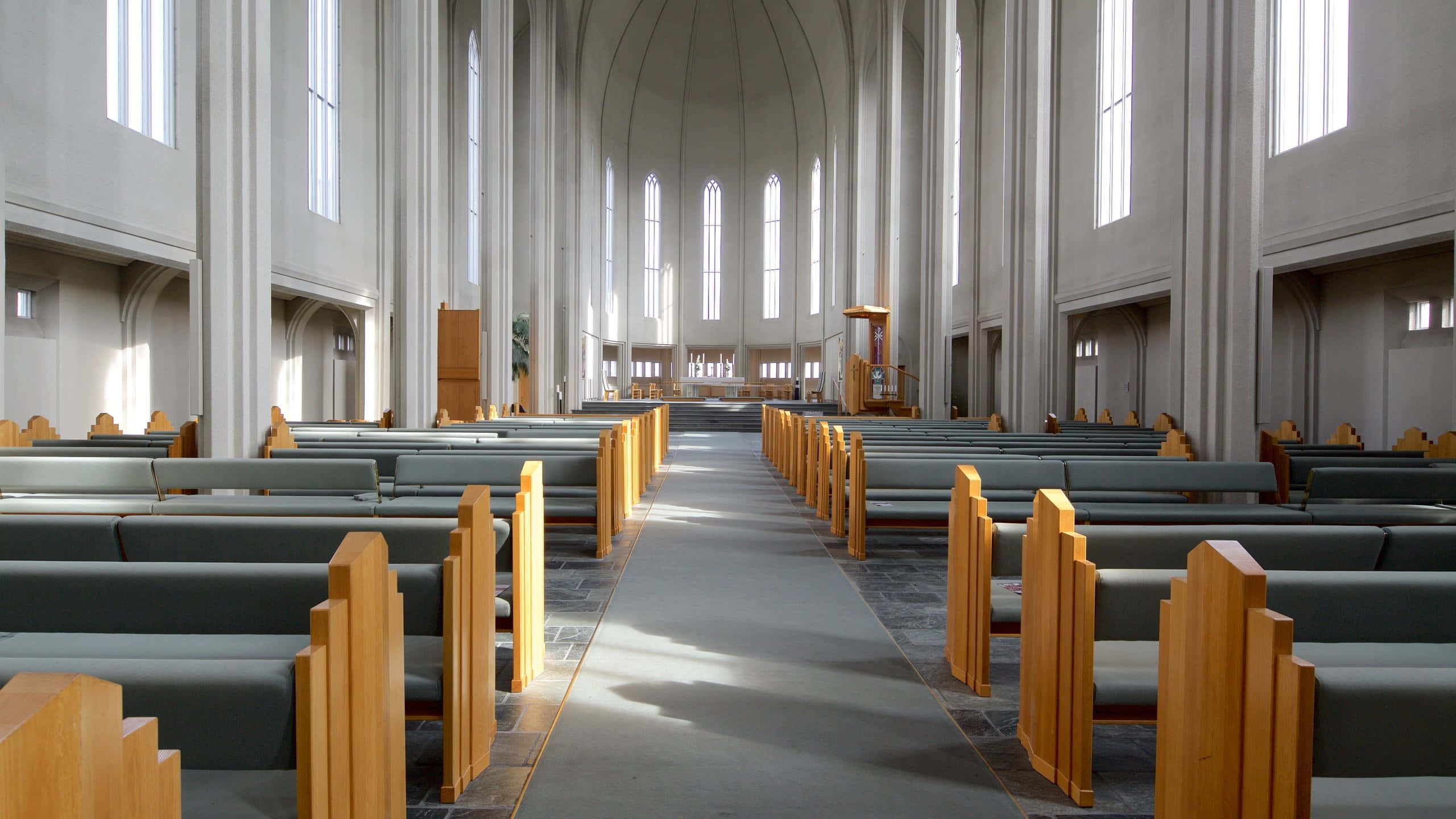 Hallgrimskirkja, sunlight, tall windows, 2K Desktop Wallpaper