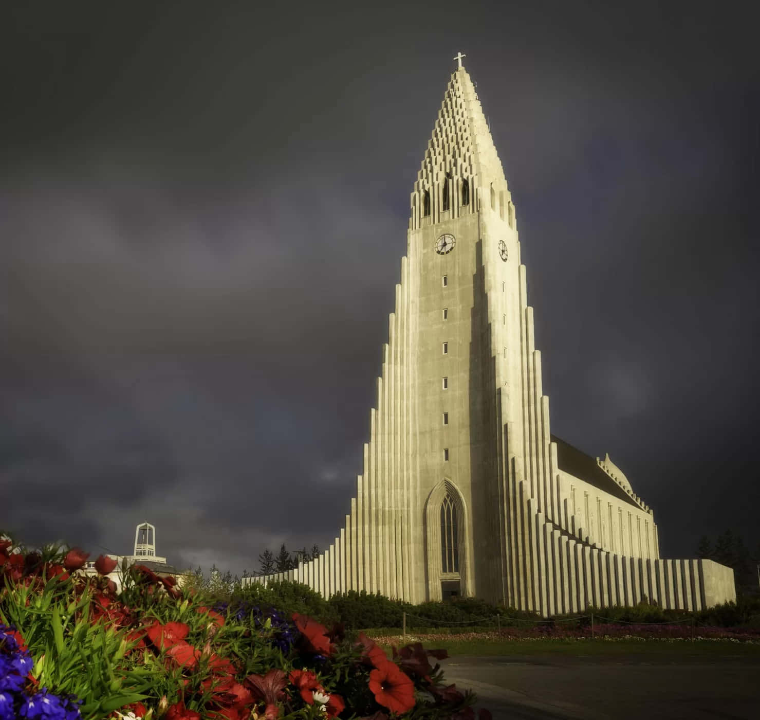 Hallgrimskirkja, towering spire, dramatic dark sky, HD Desktop Wallpaper